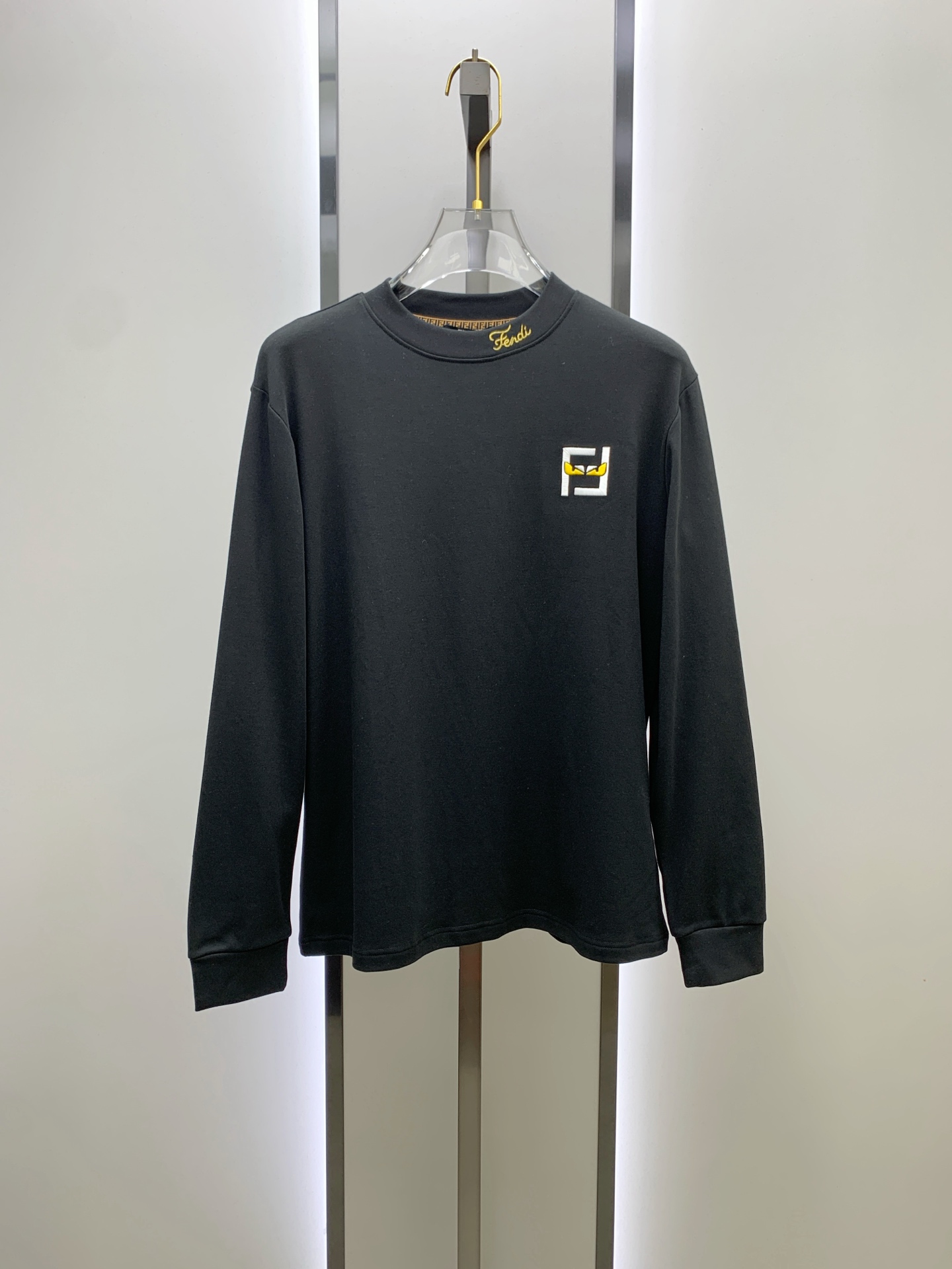 P芬迪25ss秋季【新品】新款贸易订单圆领长袖打底长袖T恤网红款！上身舒适透气，不僵硬，整体有着丰富的立