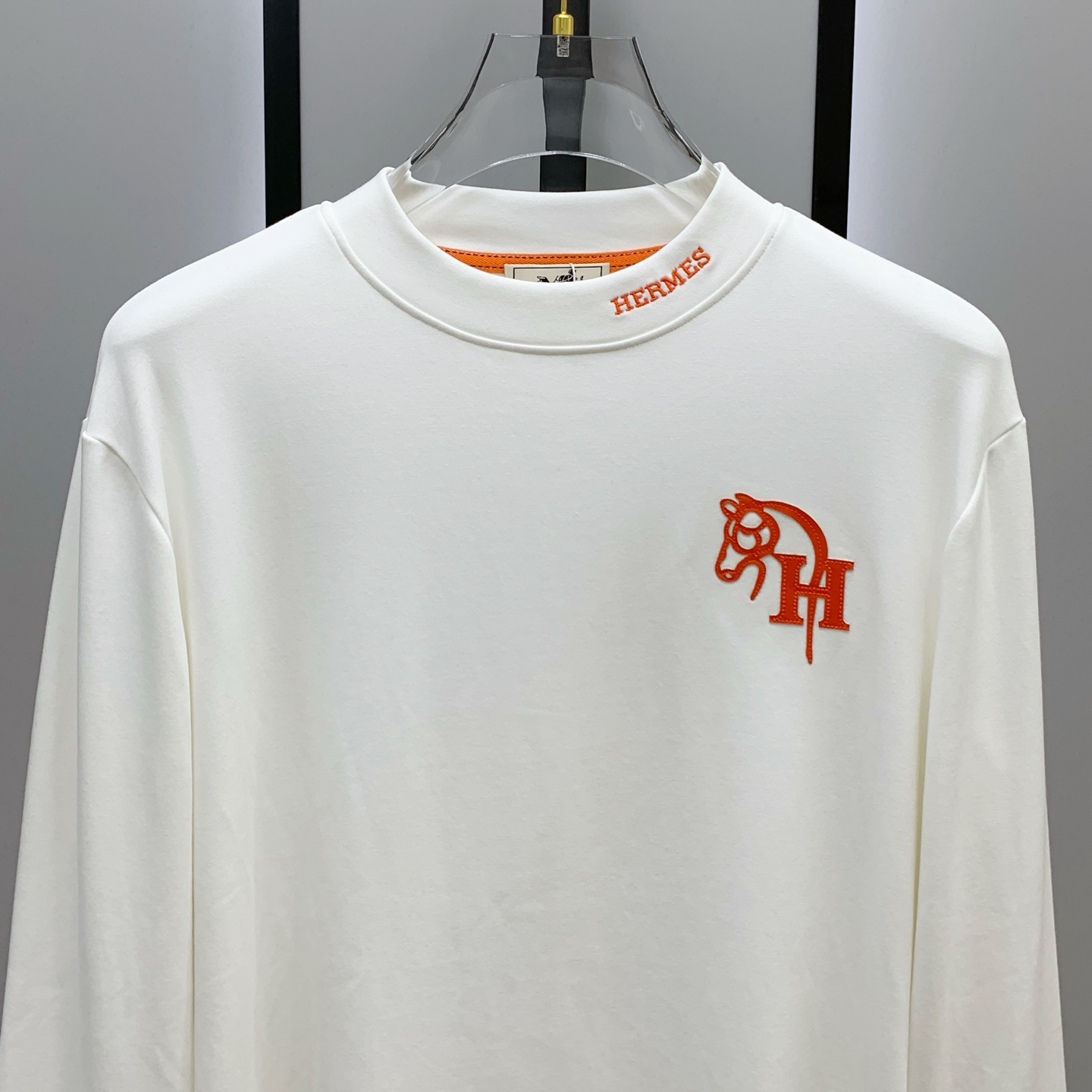 P爱马仕25ss秋季【新品】新款贸易订单圆领长袖打底长袖T恤网红款！上身舒适透气，不僵硬，整体有着丰富的