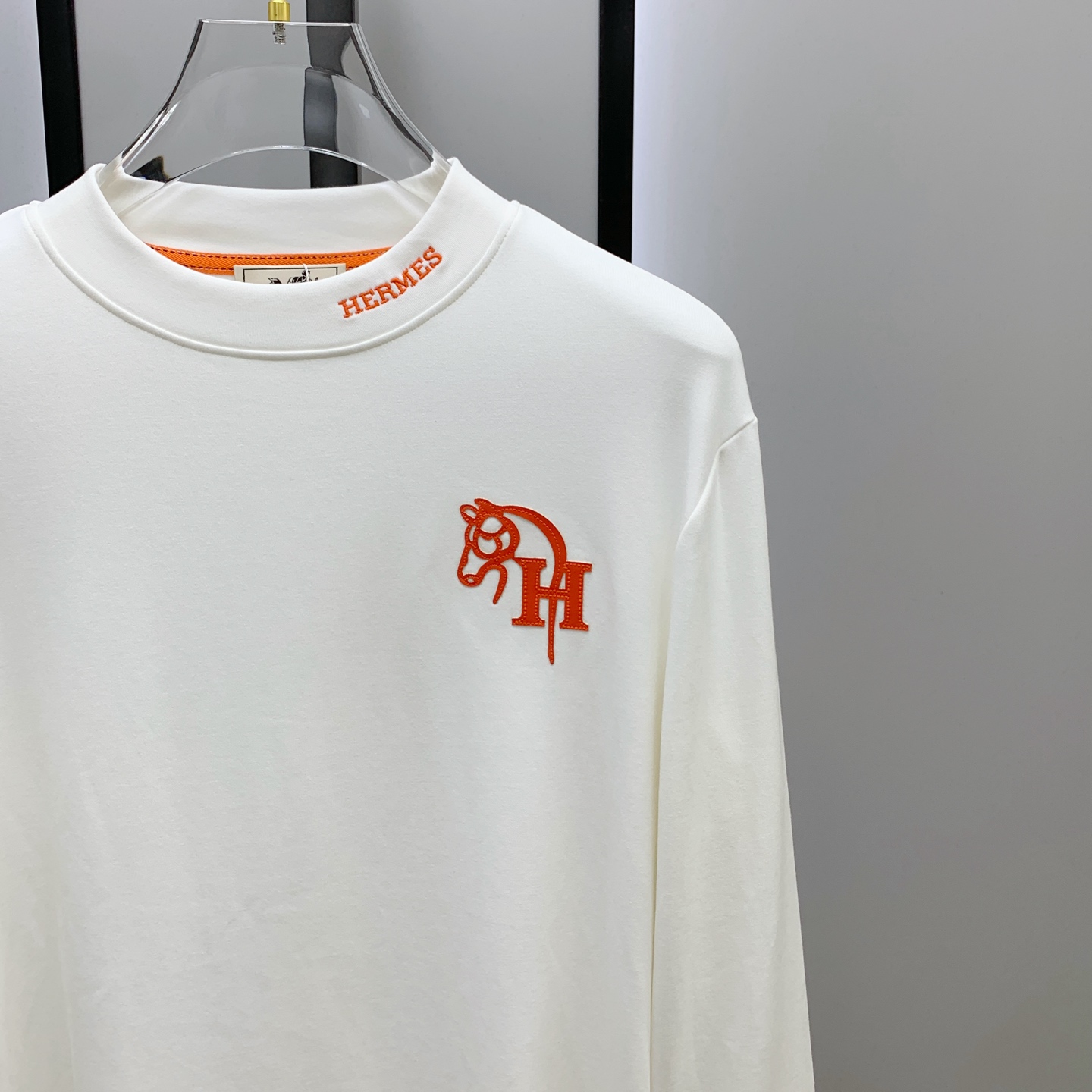 P爱马仕25ss秋季【新品】新款贸易订单圆领长袖打底长袖T恤网红款！上身舒适透气，不僵硬，整体有着丰富的