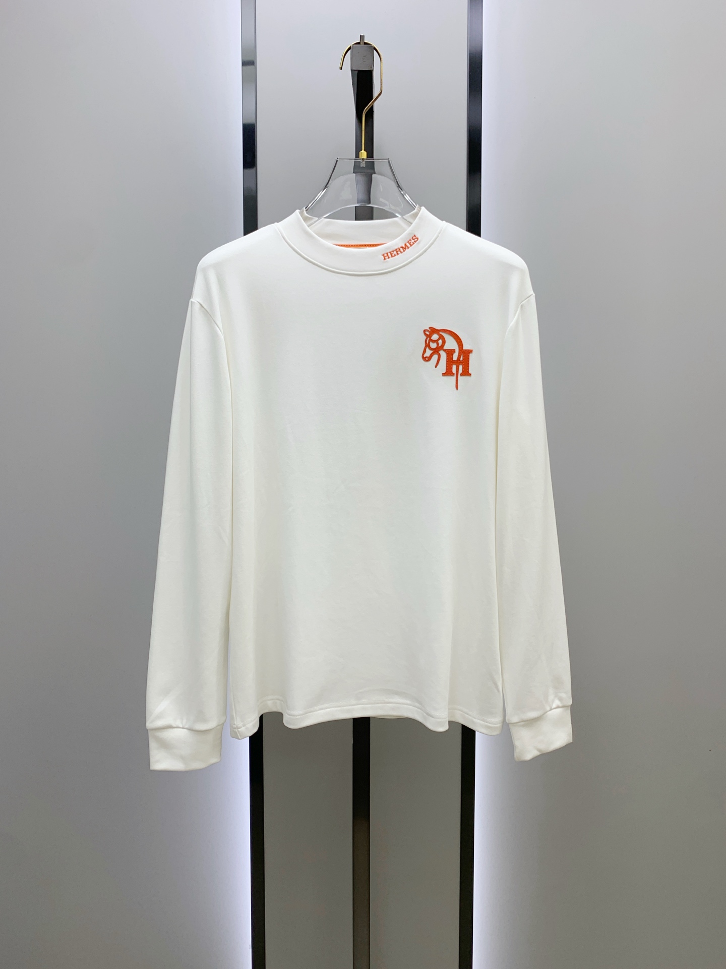 P爱马仕25ss秋季【新品】新款贸易订单圆领长袖打底长袖T恤网红款！上身舒适透气，不僵硬，整体有着丰富的