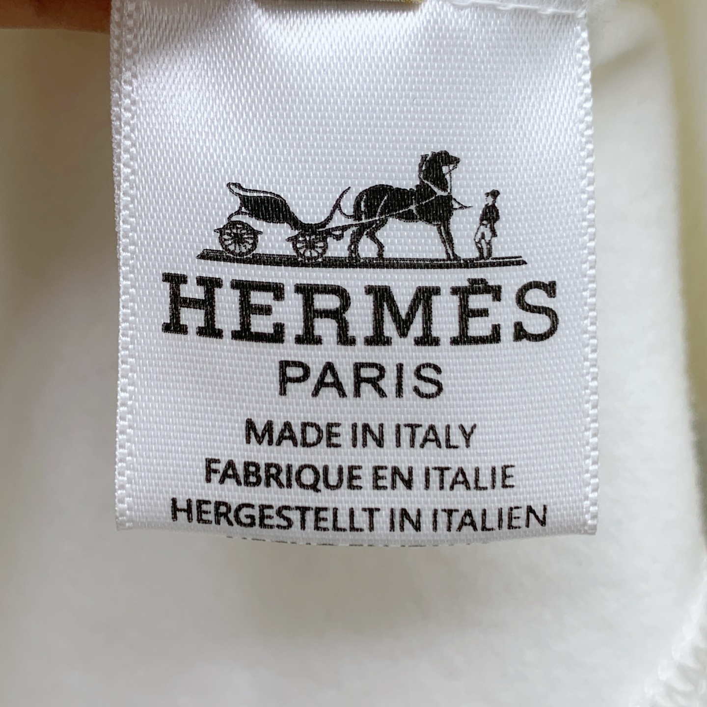 P爱马仕25ss秋季【新品】新款贸易订单圆领长袖打底长袖T恤网红款！上身舒适透气，不僵硬，整体有着丰富的