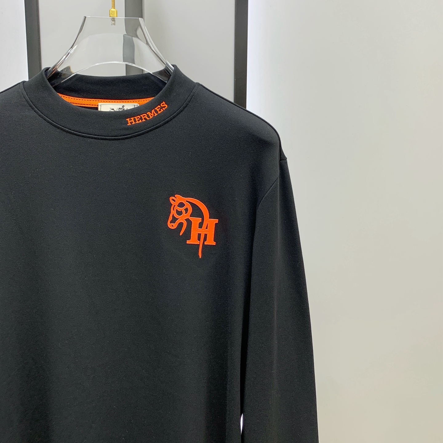 P爱马仕25ss秋季【新品】新款贸易订单圆领长袖打底长袖T恤网红款！上身舒适透气，不僵硬，整体有着丰富的