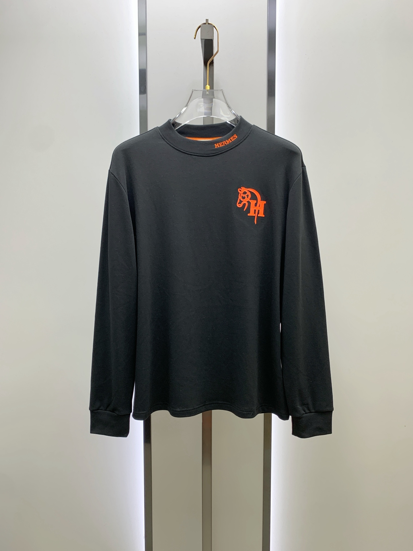 P爱马仕25ss秋季【新品】新款贸易订单圆领长袖打底长袖T恤网红款！上身舒适透气，不僵硬，整体有着丰富的