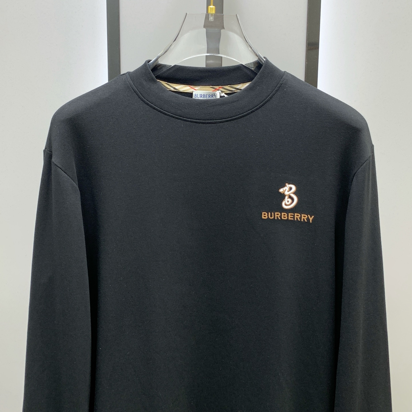 P巴宝莉25ss秋季【新品】新款贸易订单圆领长袖打底长袖T恤网红款！上身舒适透气，不僵硬，整体有着丰富的