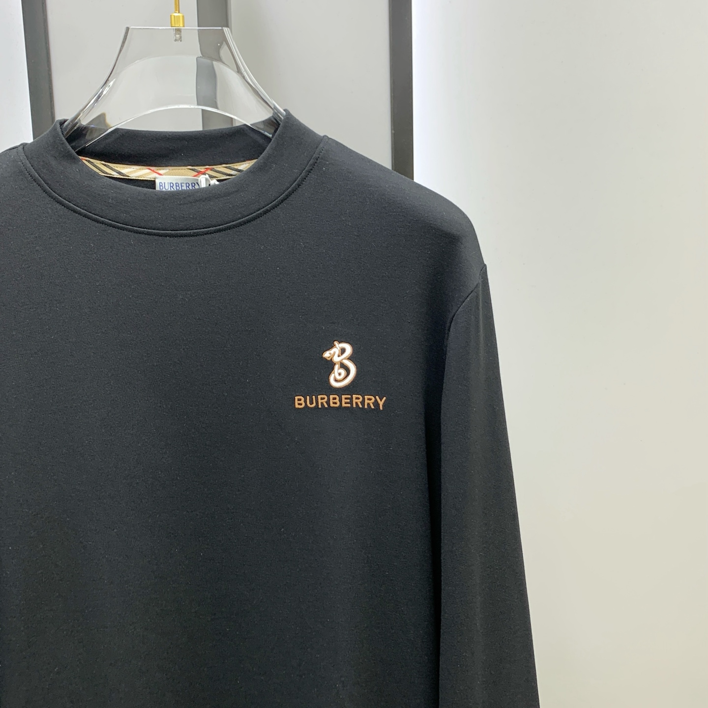 P巴宝莉25ss秋季【新品】新款贸易订单圆领长袖打底长袖T恤网红款！上身舒适透气，不僵硬，整体有着丰富的