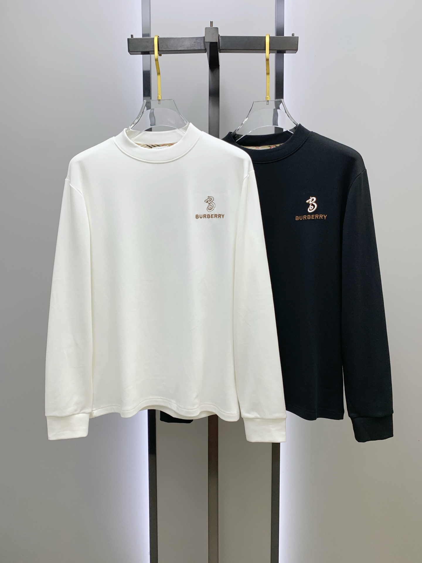 P巴宝莉25ss秋季【新品】新款贸易订单圆领长袖打底长袖T恤网红款！上身舒适透气，不僵硬，整体有着丰富的