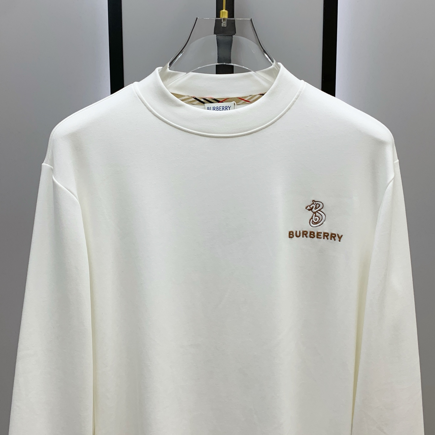 P巴宝莉25ss秋季【新品】新款贸易订单圆领长袖打底长袖T恤网红款！上身舒适透气，不僵硬，整体有着丰富的