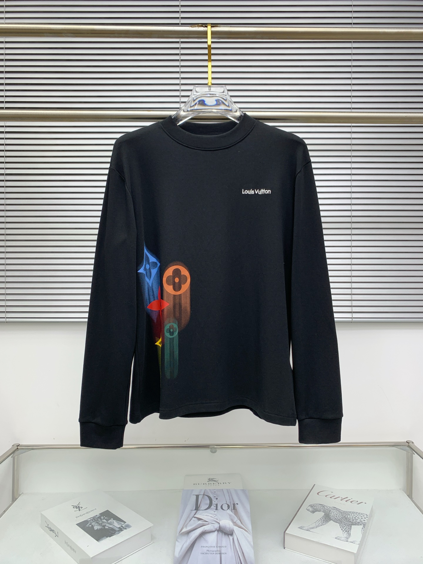 NO:523490,LV25ss autumn [new product] new trade order round neck long sleeve base long sleeve T-shirt internet celebrity style!  The upper body is comfortable and breathable, not stiff, and the overall three-dimensional sense is rich, and the quality export orders meet the simple needs of commuters for dressing. The upper body is very effective, it looks slim and does not picky about the figure. The fabric workmanship... Improper, good craftsmanship can make you look good and tasteful, a must-have item for everyone. S-2XL,,louis vuitton,tees, t-shirt,alexander wang19860909LV25ss秋季【新品】新款贸易订单圆领长袖打底长袖T恤网红款！上身舒适透气,不僵硬,整体有着丰富的立体感,品质出口订单,满足通勤人们对于着装的简约需求,上身效果很好,显瘦,不挑剔身材.面料做工....无可挑剔,好工艺好面料才能穿出好品味一款,人手必备单品 码数S-2XL,,louis vuitton,tees，t-shirt,alexander wang,Men's clothing