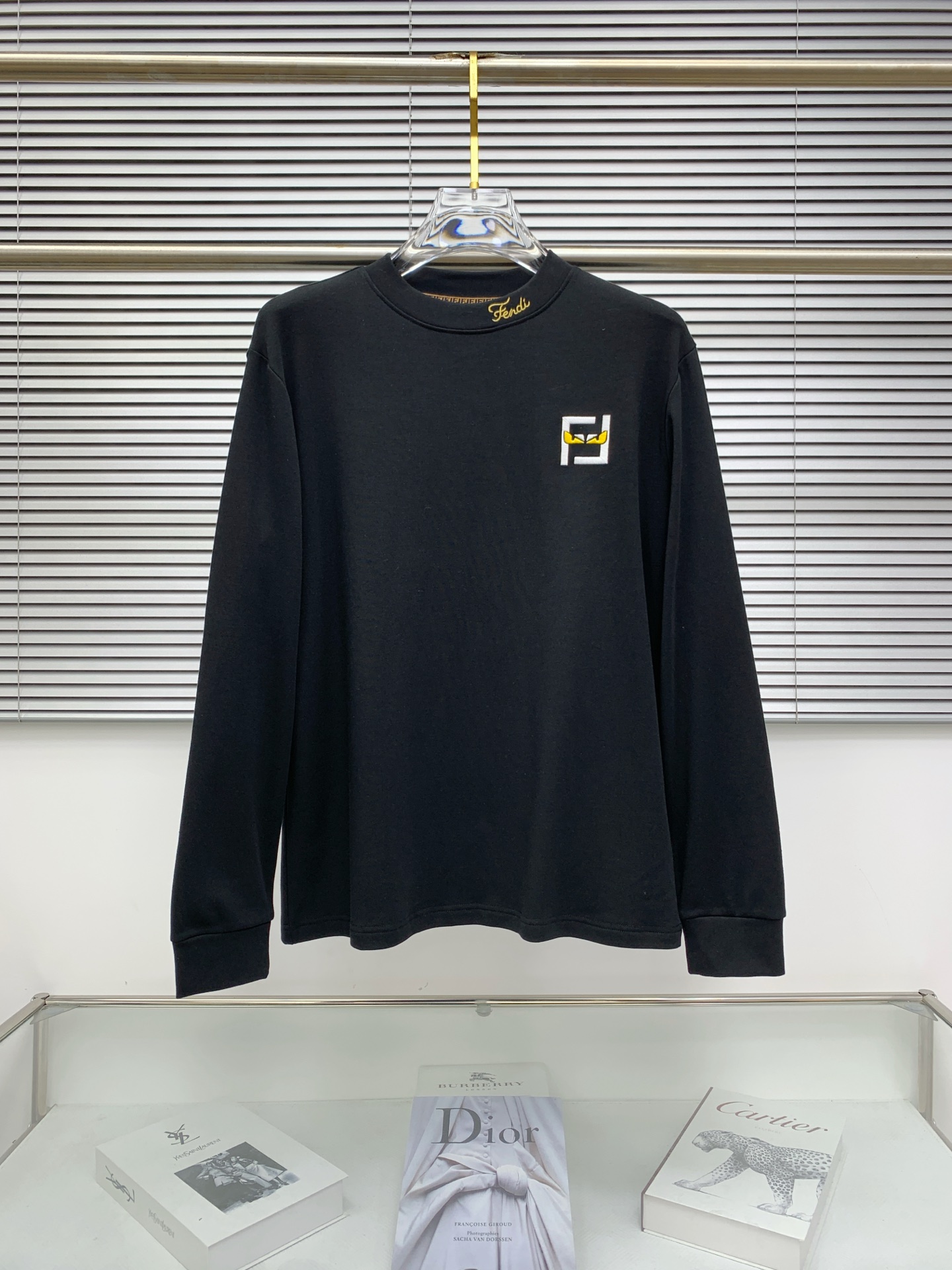 NO:523492,Fendi 25ss autumn [new product] new trade order round neck long sleeve base long sleeve T-shirt internet celebrity style!  The upper body is comfortable and breathable, not stiff, and the overall three-dimensional sense is rich, and the quality export orders meet the simple needs of commuters for dressing. The upper body is very effective, it looks slim and not picky about the figure. The fabric workmanship... Improper, good craftsmanship can make you look good and tasteful, a must-have item for people handwriting. S-2XL, fendi,tees, t-shirt,alexander wang19860909芬迪25ss秋季【新品】新款贸易订单圆领长袖打底长袖T恤网红款！上身舒适透气,不僵硬,整体有着丰富的立体感,品质出口订单,满足通勤人们对于着装的简约需求,上身效果很好,显瘦,不挑剔身材.面料做工....无可挑剔,好工艺好面料才能穿出好品味一款,人手必备单品 码数S-2XL,,fendi,tees，t-shirt,alexander wang,Men's clothing