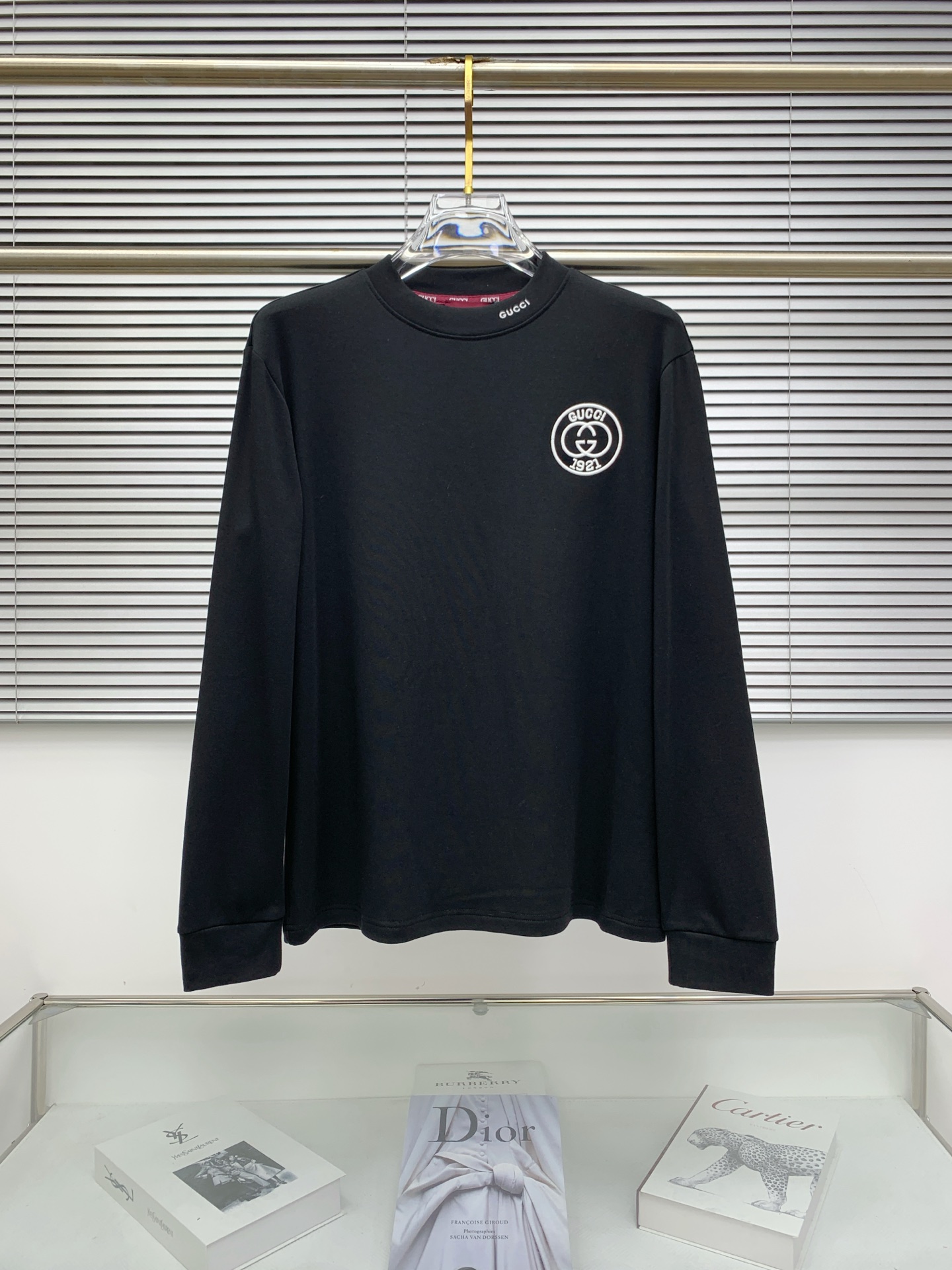 NO:523494,Gucci 25ss autumn [new product] new trade order round neck long sleeve base long sleeve T-shirt internet celebrity style!  The upper body is comfortable and breathable, not stiff, and has a rich three-dimensional sense overall. Its quality export orders meet the simple needs of commuters for dress. The upper body is very effective, it looks slim and does not picky about the figure. The fabric workmanship... Improper, good craftsmanship can make you look good and tasteful, a must-have item for everyone. S-2XL, gucci,tees, t-shirt, alexander wang19860909古驰25ss秋季【新品】新款贸易订单圆领长袖打底长袖T恤网红款！上身舒适透气,不僵硬,整体有着丰富的立体感,品质出口订单,满足通勤人们对于着装的简约需求,上身效果很好,显瘦,不挑剔身材.面料做工....无可挑剔,好工艺好面料才能穿出好品味一款,人手必备单品 码数S-2XL,,gucci,tees，t-shirt,alexander wang,Men's clothing