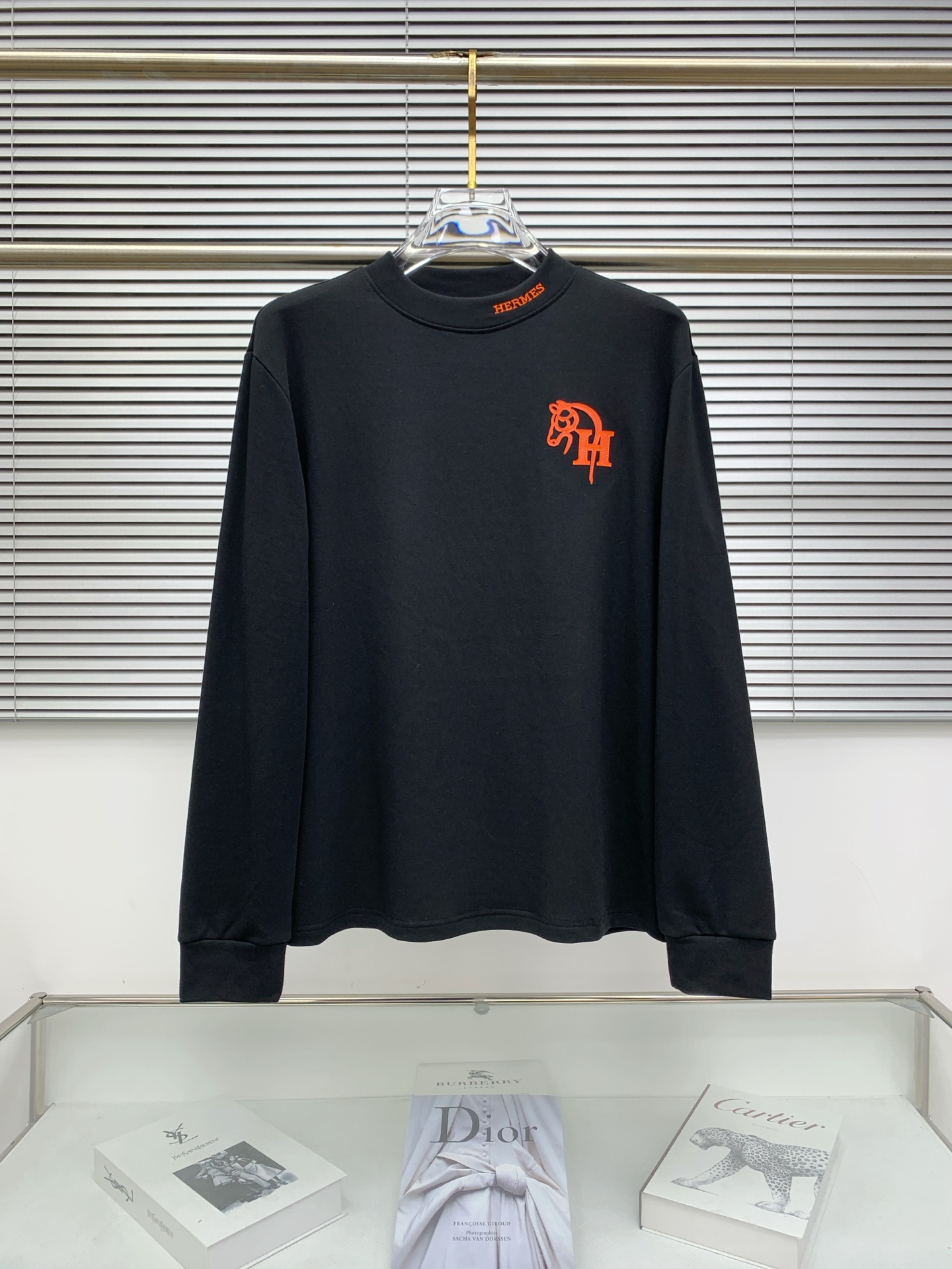 NO:523496,Hermes 25ss autumn [new product] new trade order round neck long sleeve base long sleeve T-shirt internet celebrity style!  The upper body is comfortable and breathable, not stiff, and the overall three-dimensional sense is rich, and the quality export orders meet the simple needs of commuters for dress. The upper body is very effective, it looks slim and does not picky about the figure. The fabric workmanship... Improper, good craftsmanship can make you look good and tasteful, a must-have item for everyone. S-2XL, hermes,tees, t-shirt, alexander wang19860909爱马仕25ss秋季【新品】新款贸易订单圆领长袖打底长袖T恤网红款！上身舒适透气,不僵硬,整体有着丰富的立体感,品质出口订单,满足通勤人们对于着装的简约需求,上身效果很好,显瘦,不挑剔身材.面料做工....无可挑剔,好工艺好面料才能穿出好品味一款,人手必备单品 码数S-2XL,,hermes,tees，t-shirt,alexander wang,Men's clothing