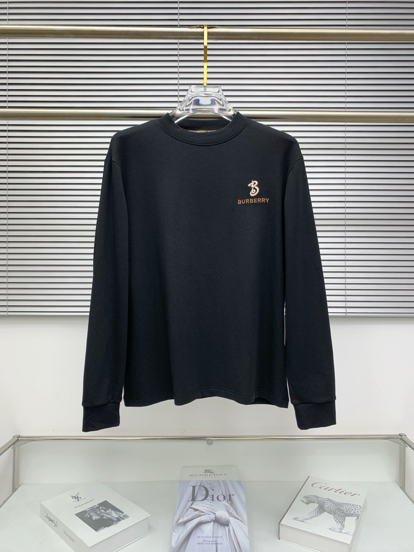 NO:523498,Burberry 25ss autumn [new product] new trade order round neck long sleeve base long sleeve T-shirt internet celebrity style!  The upper body is comfortable and breathable, not stiff, and has a rich three-dimensional sense overall. Its quality export orders meet the simple needs of commuters for dressing. The upper body is very effective, it looks slim and does not picky about the figure. The fabric workmanship... Improper, good craftsmanship can make you look good and tasteful, a must-have item for everyone. S-2XL, burberry,tees, t-shirt, alexander wang19860909巴宝莉25ss秋季【新品】新款贸易订单圆领长袖打底长袖T恤网红款！上身舒适透气,不僵硬,整体有着丰富的立体感,品质出口订单,满足通勤人们对于着装的简约需求,上身效果很好,显瘦,不挑剔身材.面料做工....无可挑剔,好工艺好面料才能穿出好品味一款,人手必备单品 码数S-2XL,,burberry,tees，t-shirt,alexander wang,Men's clothing