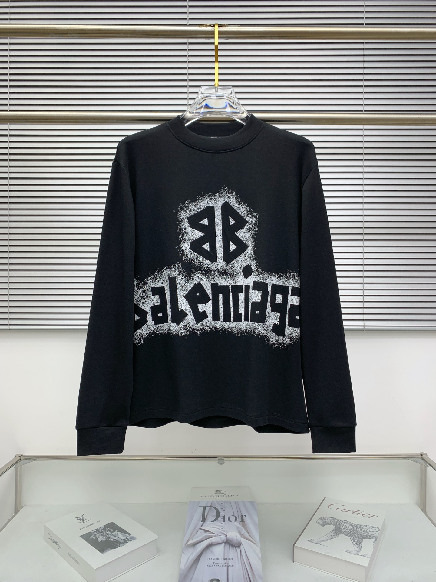 NO:523500,Balenciaga 25ss autumn [new product] new trade order round neck long sleeve base long sleeve T-shirt internet celebrity style!  The upper body is comfortable and breathable, not stiff, and the overall three-dimensional sense is rich, and the quality export orders meet the simple needs of commuters for dress. The upper body is very effective, it looks slim and does not picky about the figure. The fabric workmanship... Improper, good craftsmanship can make you look good and tasteful, a must-have item for everyone. S-2XL, balenciaga,tees, t-shirt, alexander wang19860909巴黎世家25ss秋季【新品】新款贸易订单圆领长袖打底长袖T恤网红款！上身舒适透气,不僵硬,整体有着丰富的立体感,品质出口订单,满足通勤人们对于着装的简约需求,上身效果很好,显瘦,不挑剔身材.面料做工....无可挑剔,好工艺好面料才能穿出好品味一款,人手必备单品 码数S-2XL,,balenciaga,tees，t-shirt,alexander wang,Men's clothing