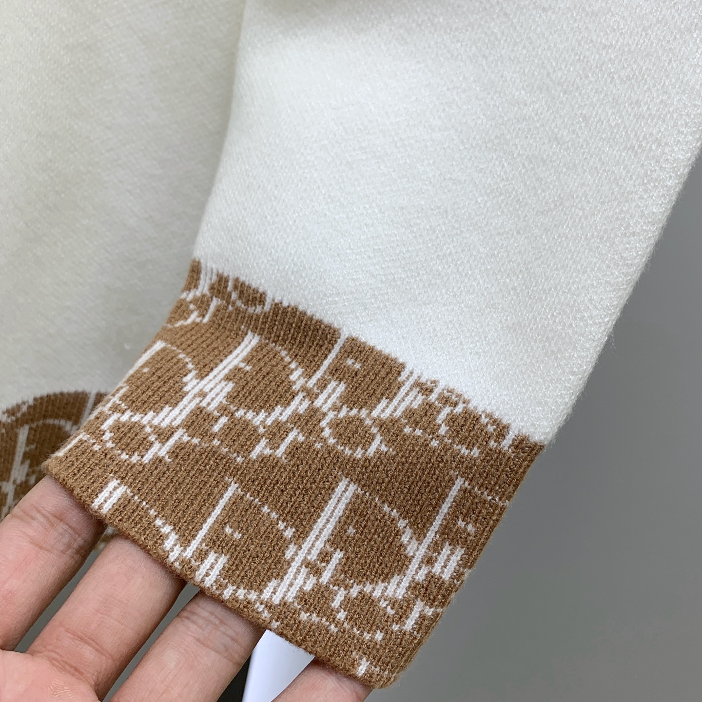 P迪奥25ss秋冬【新品】毛衣专供狠货，进口原版科技羊毛精纺！精细针织一体，色彩混织纯手工技艺呈现 档次