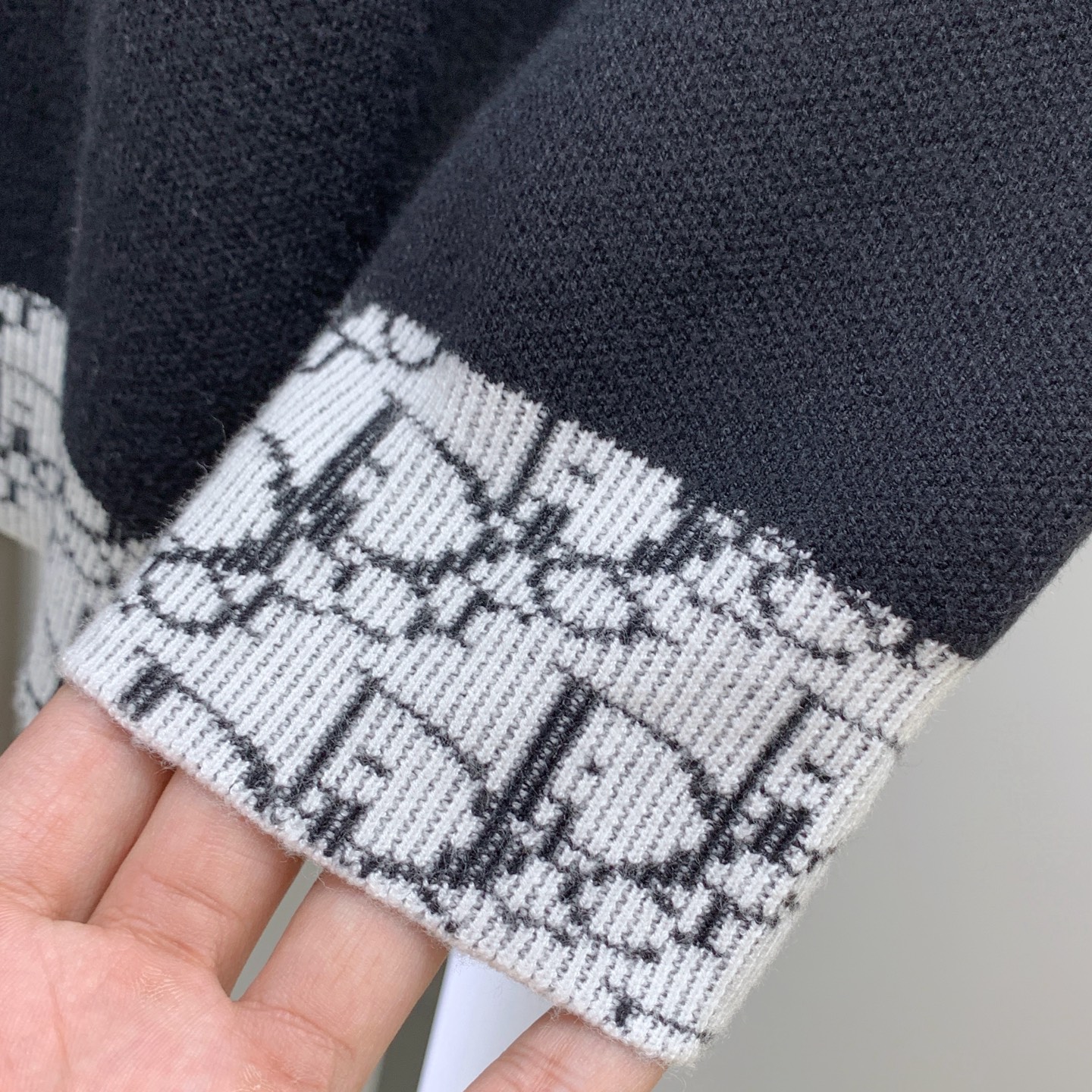 P迪奥25ss秋冬【新品】毛衣专供狠货，进口原版科技羊毛精纺！精细针织一体，色彩混织纯手工技艺呈现 档次