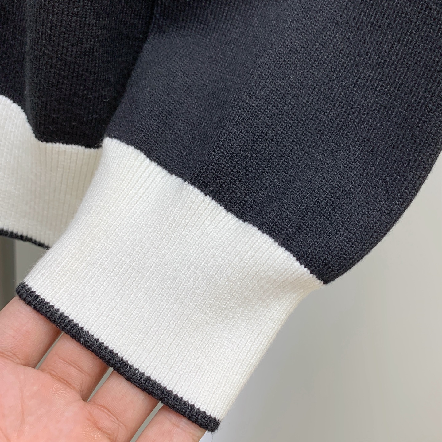 P芬迪25ss秋冬【新品】毛衣专供狠货，进口原版科技羊毛精纺！精细针织一体，色彩混织纯手工技艺呈现 档次