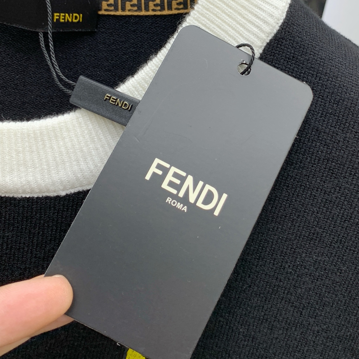 P芬迪25ss秋冬【新品】毛衣专供狠货，进口原版科技羊毛精纺！精细针织一体，色彩混织纯手工技艺呈现 档次