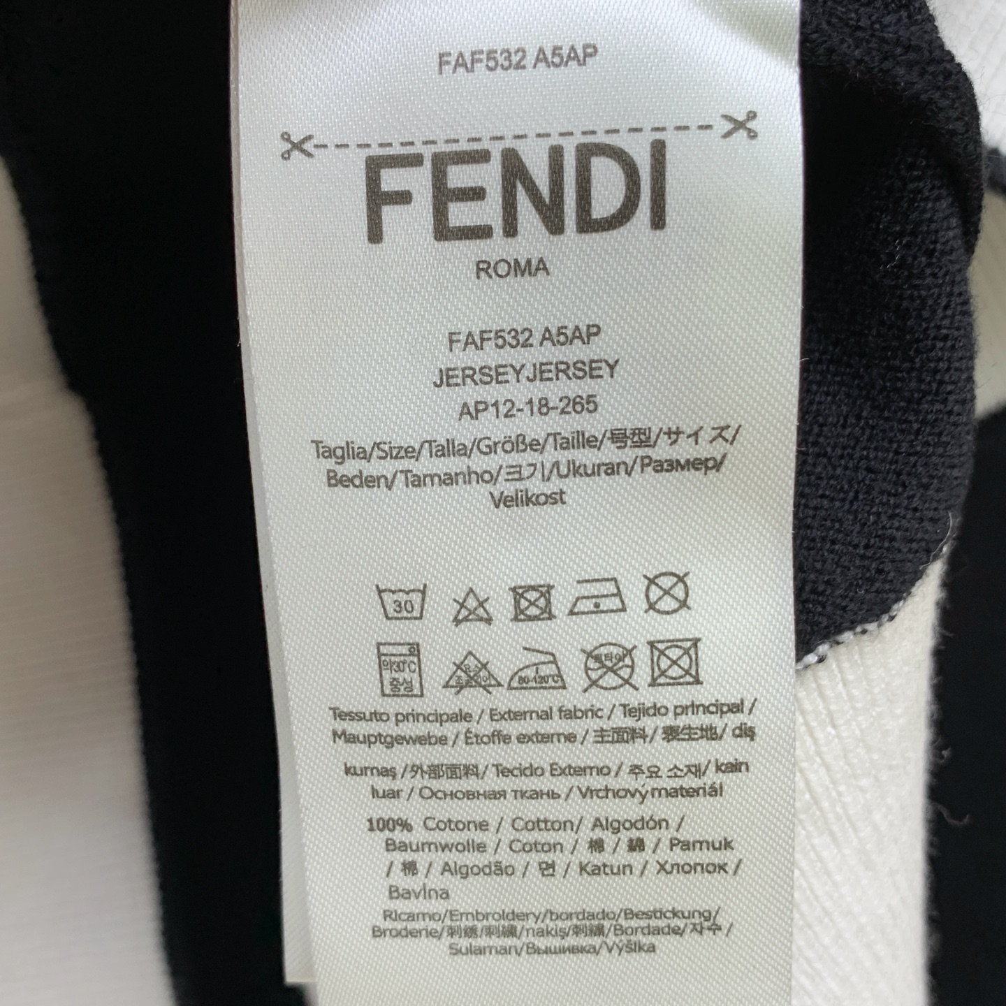 P芬迪25ss秋冬【新品】毛衣专供狠货，进口原版科技羊毛精纺！精细针织一体，色彩混织纯手工技艺呈现 档次