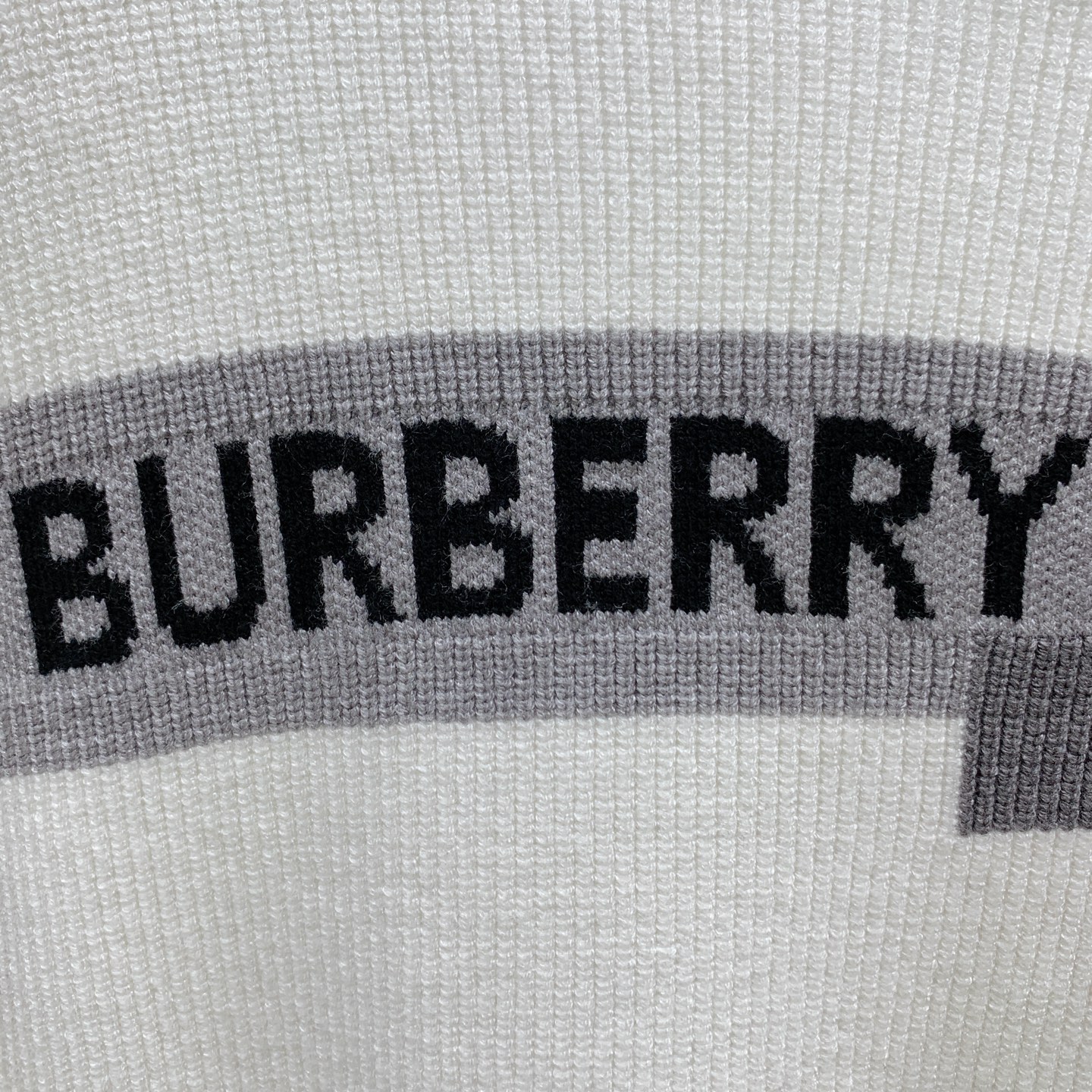 P巴宝莉25ss秋冬【新品】毛衣专供狠货，进口原版科技羊毛精纺！精细针织一体，色彩混织纯手工技艺呈现 档