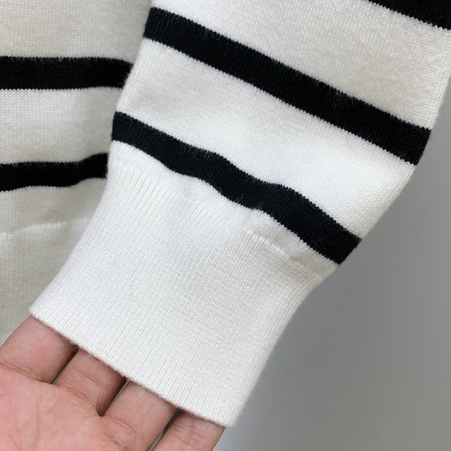 P迪奥25ss秋冬【新品】毛衣专供狠货，进口原版科技羊毛精纺！精细针织一体，色彩混织纯手工技艺呈现 档次
