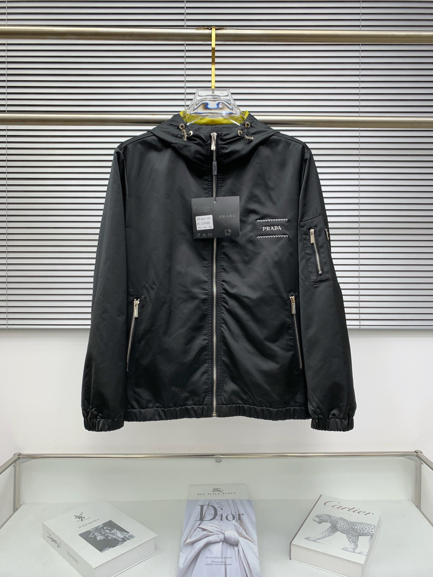 P普拉达25ss早秋【新品】风衣夹克外套爆款 秋冬专柜新款休闲时尚夹克外套！超前卫设计风格 细腻舒适 穿