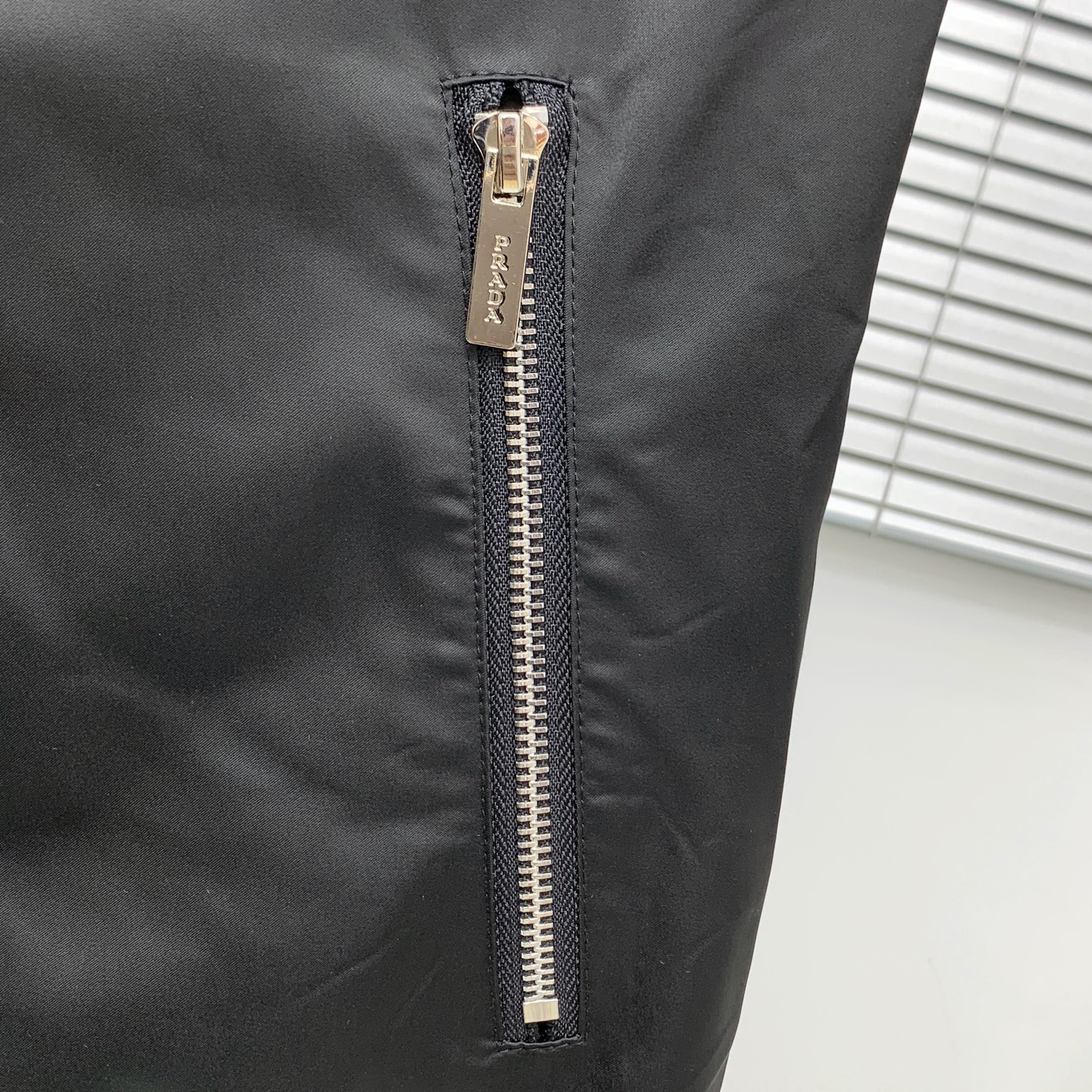 P普拉达25ss早秋【新品】风衣夹克外套爆款 秋冬专柜新款休闲时尚夹克外套！超前卫设计风格 细腻舒适 穿