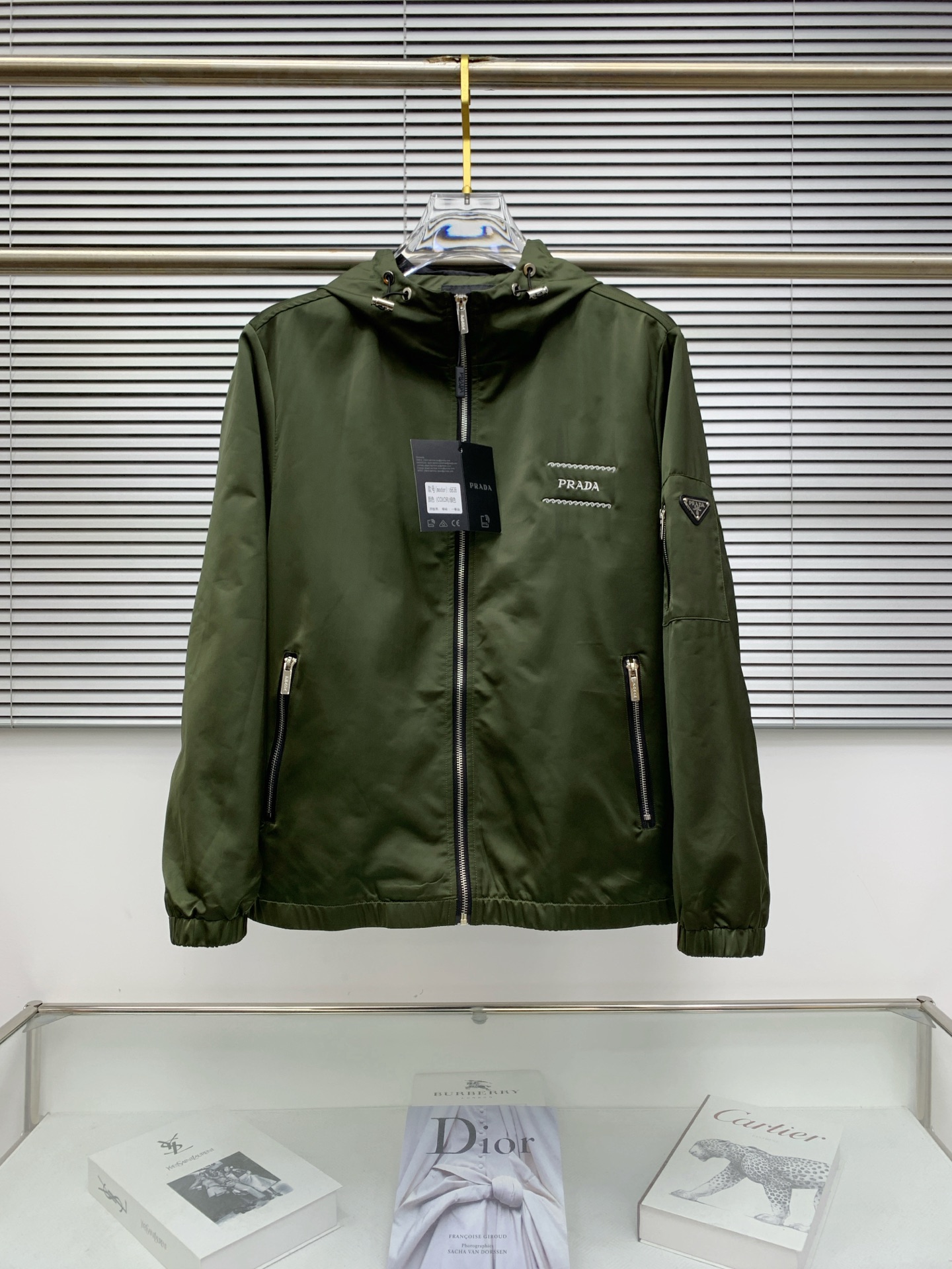 P普拉达25ss早秋【新品】风衣夹克外套爆款 秋冬专柜新款休闲时尚夹克外套！超前卫设计风格 细腻舒适 穿