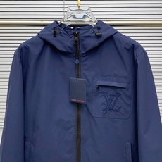 PLv25ss早秋【新品】风衣夹克外套爆款 秋冬专柜新款休闲时尚夹克外套!超前卫设计风格 细腻舒适 穿着 PLv25ss早秋【新品】风衣夹克外套爆款 秋冬专柜新款休闲时尚夹克外套!超前卫设计风格 细腻舒适 穿着