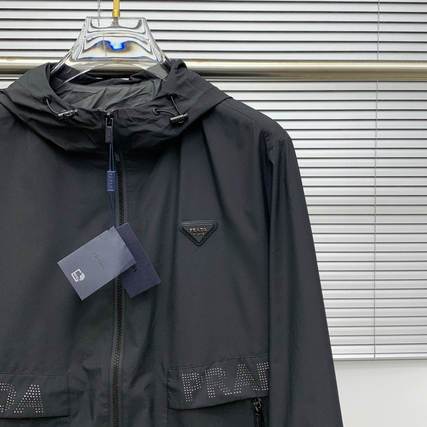 P普拉达25ss早秋【新品】风衣夹克外套爆款 秋冬专柜新款休闲时尚夹克外套！超前卫设计风格 细腻舒适 穿