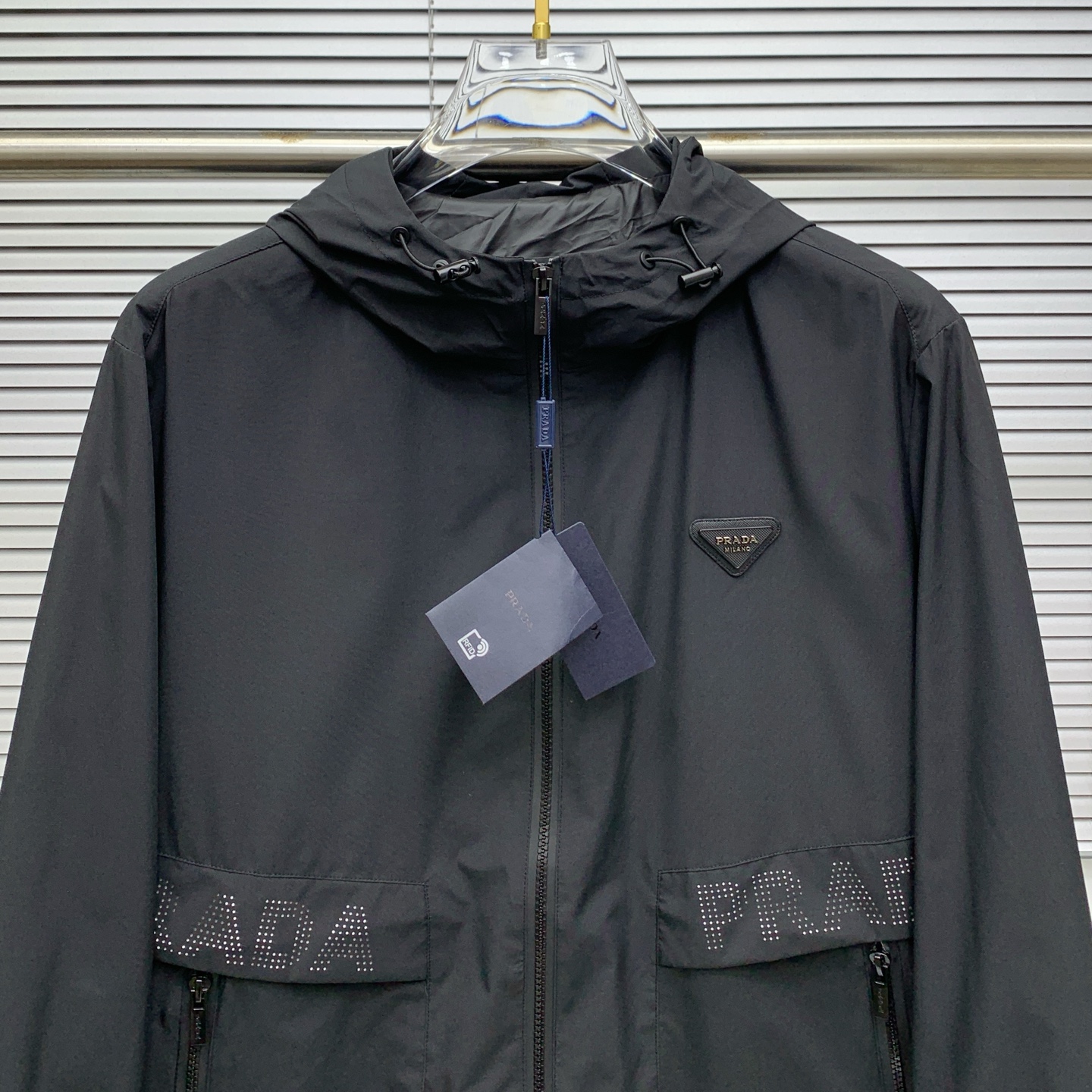 P普拉达25ss早秋【新品】风衣夹克外套爆款 秋冬专柜新款休闲时尚夹克外套！超前卫设计风格 细腻舒适 穿