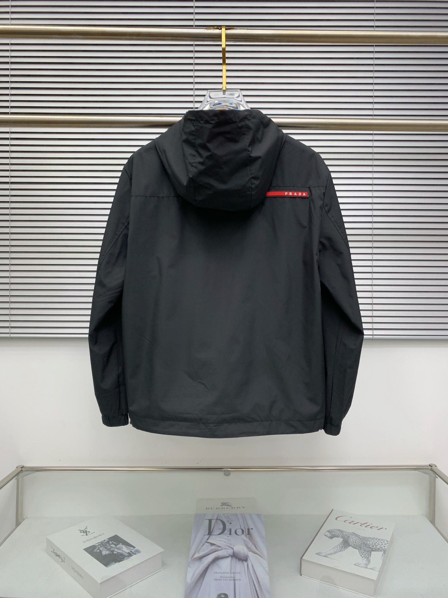 P普拉达25ss早秋【新品】风衣夹克外套爆款 秋冬专柜新款休闲时尚夹克外套！超前卫设计风格 细腻舒适 穿