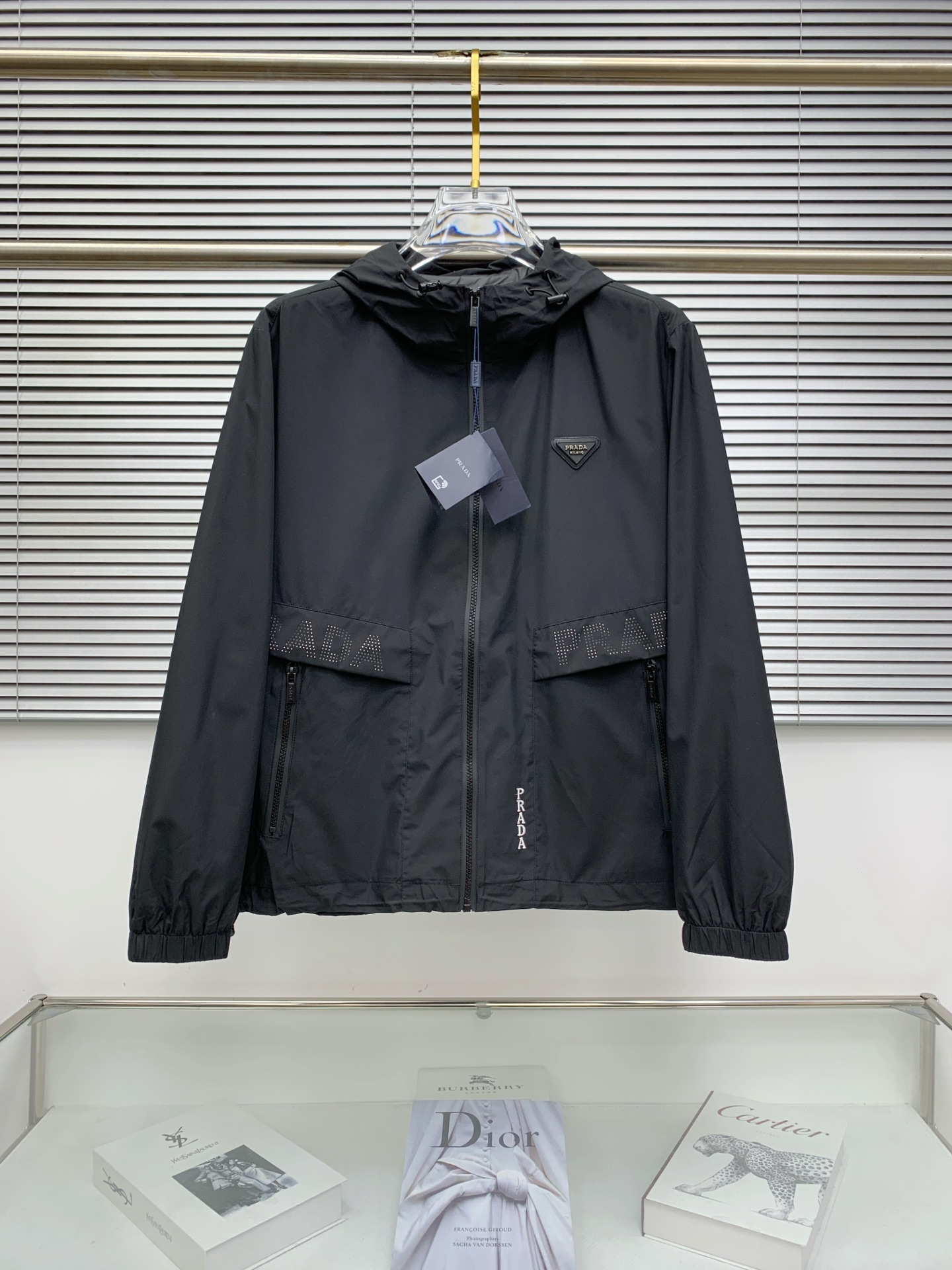 P普拉达25ss早秋【新品】风衣夹克外套爆款 秋冬专柜新款休闲时尚夹克外套！超前卫设计风格 细腻舒适 穿