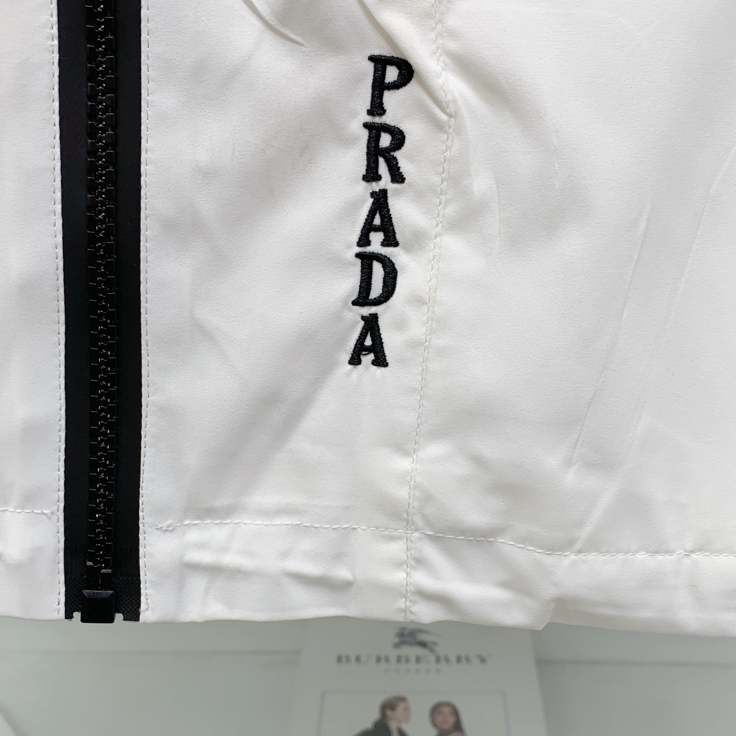 P普拉达25ss早秋【新品】风衣夹克外套爆款 秋冬专柜新款休闲时尚夹克外套！超前卫设计风格 细腻舒适 穿