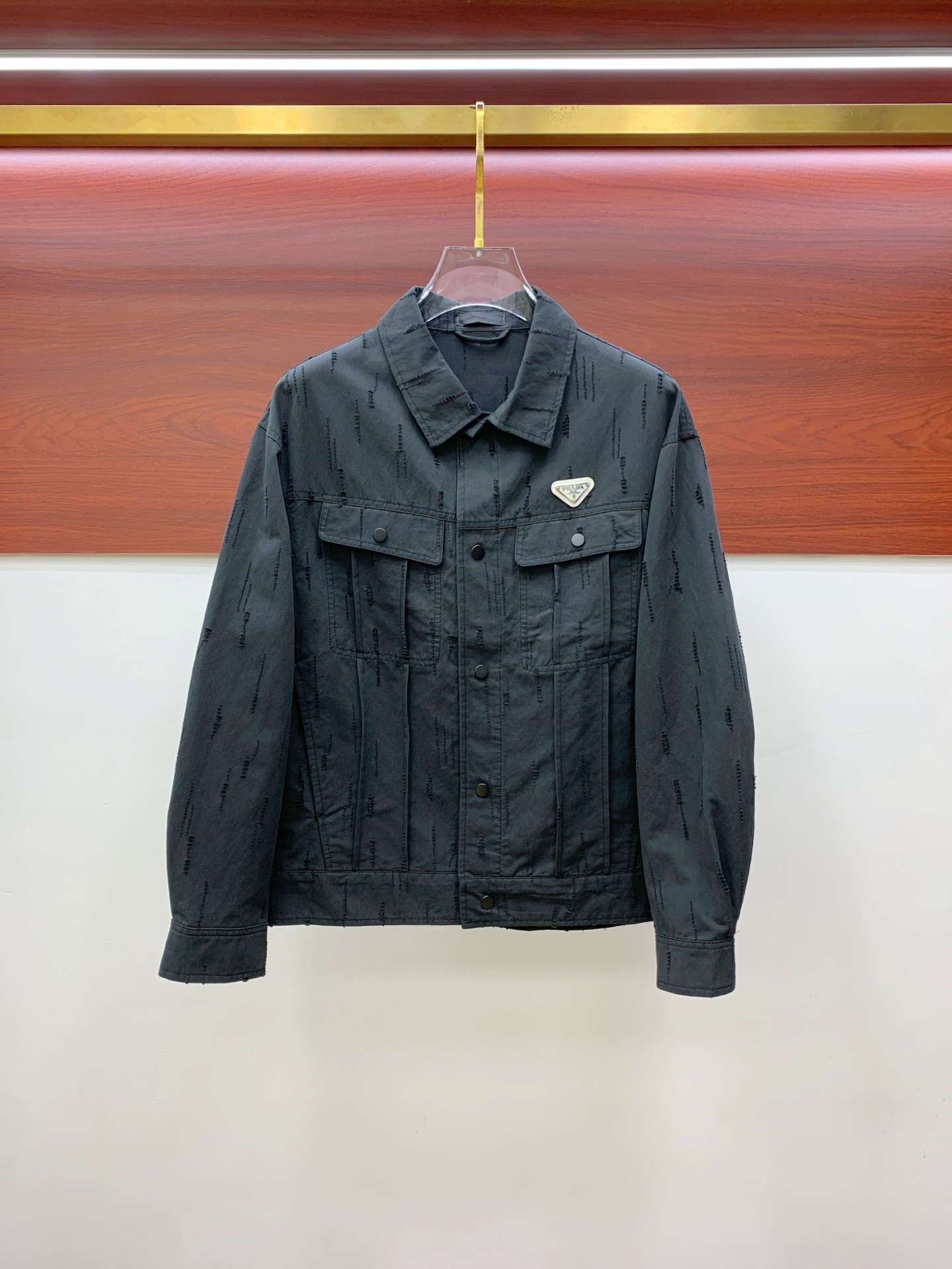 P普拉达25ss早秋【新品】风衣夹克外套爆款 秋冬专柜新款休闲时尚夹克外套！超前卫设计风格 细腻舒适 穿