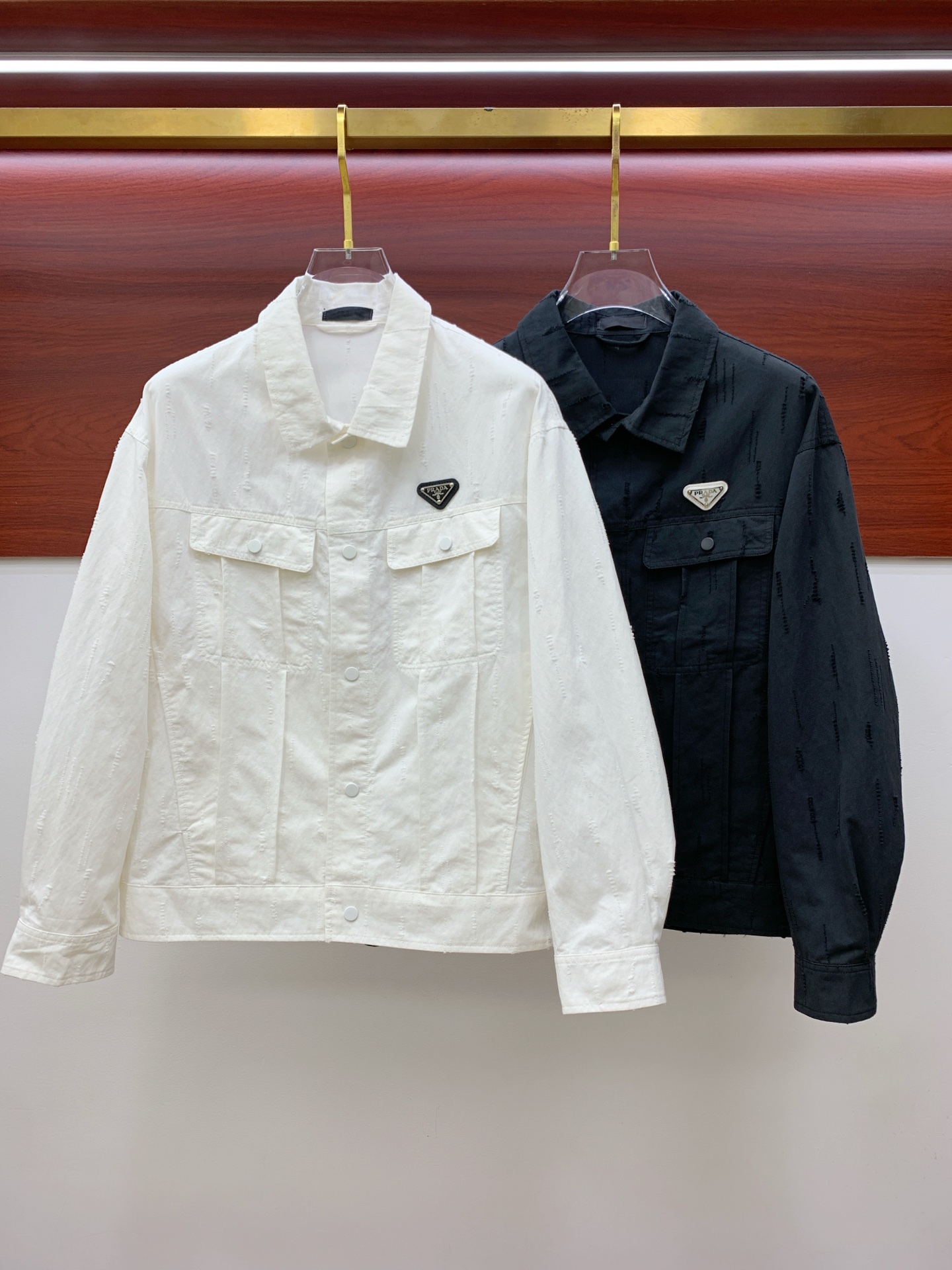 P普拉达25ss早秋【新品】风衣夹克外套爆款 秋冬专柜新款休闲时尚夹克外套！超前卫设计风格 细腻舒适 穿