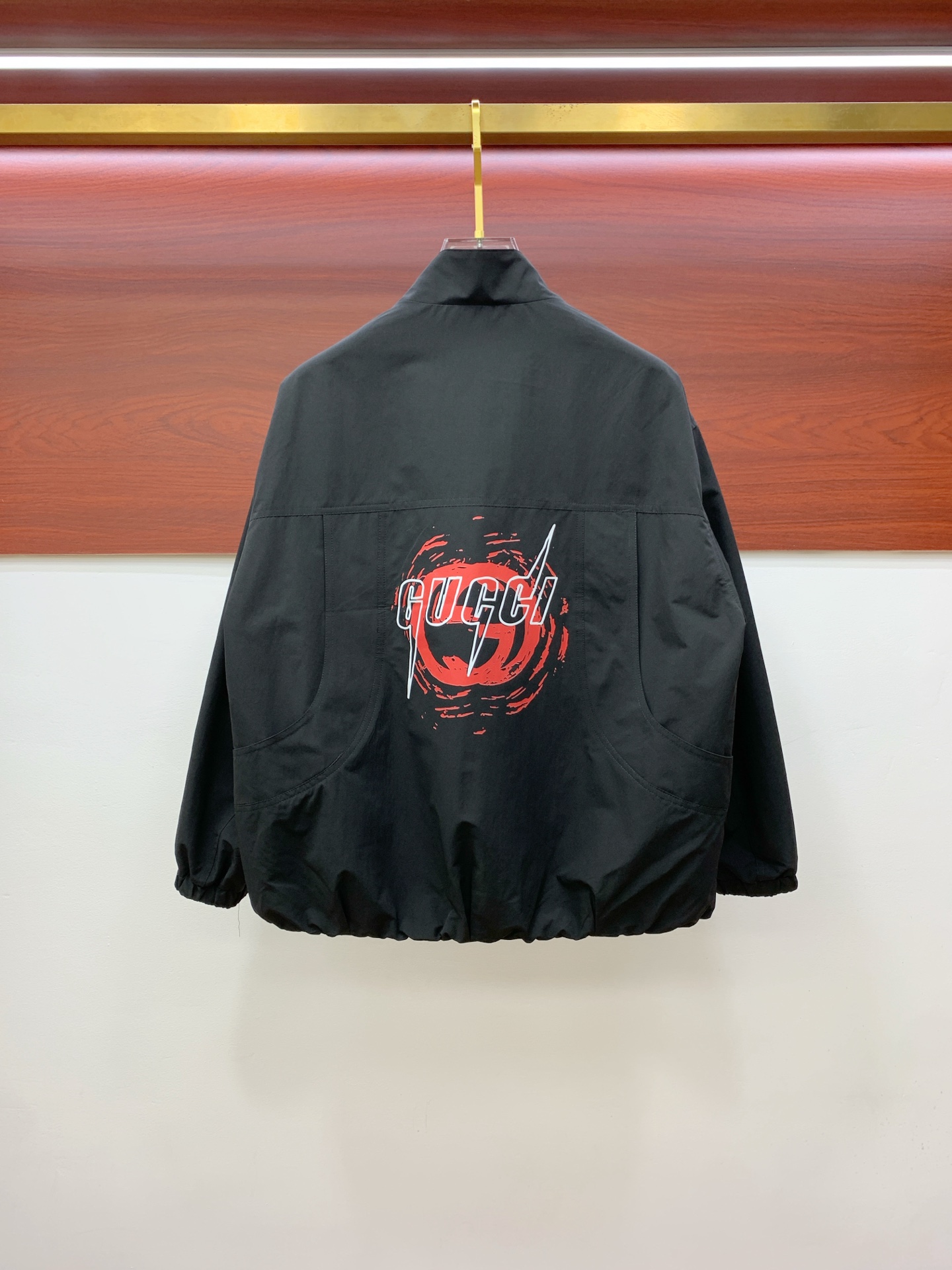 P普拉达25ss早秋【新品】风衣夹克外套爆款 秋冬专柜新款休闲时尚夹克外套！超前卫设计风格 细腻舒适 穿