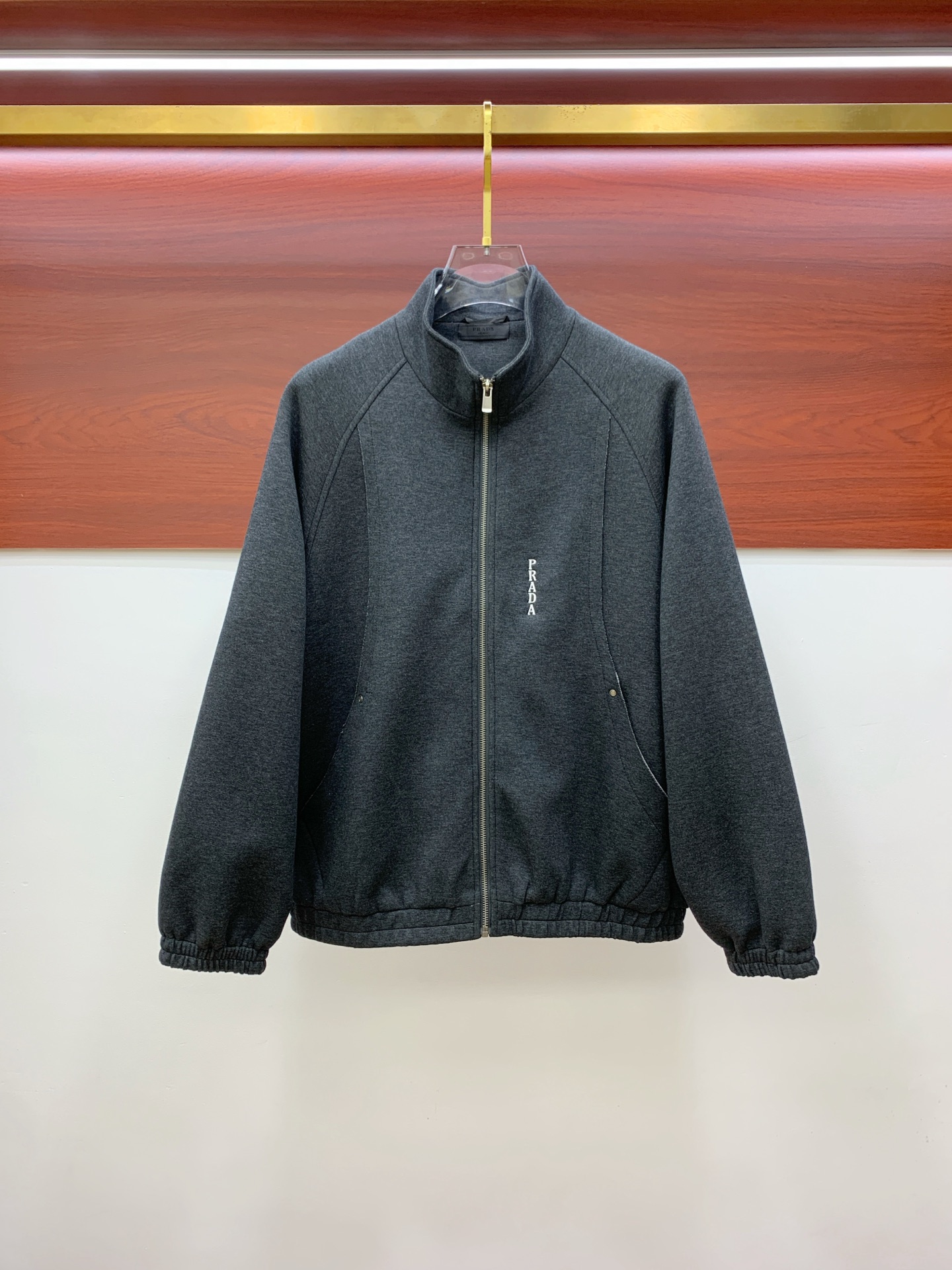 P普拉达25ss早秋【新品】风衣夹克外套爆款 秋冬专柜新款休闲时尚夹克外套！超前卫设计风格 细腻舒适 穿