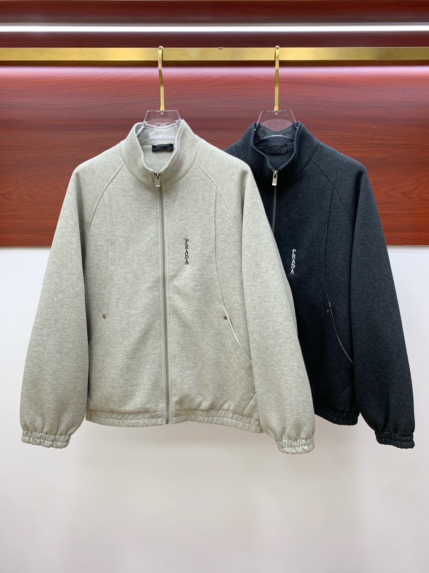 P普拉达25ss早秋【新品】风衣夹克外套爆款 秋冬专柜新款休闲时尚夹克外套！超前卫设计风格 细腻舒适 穿