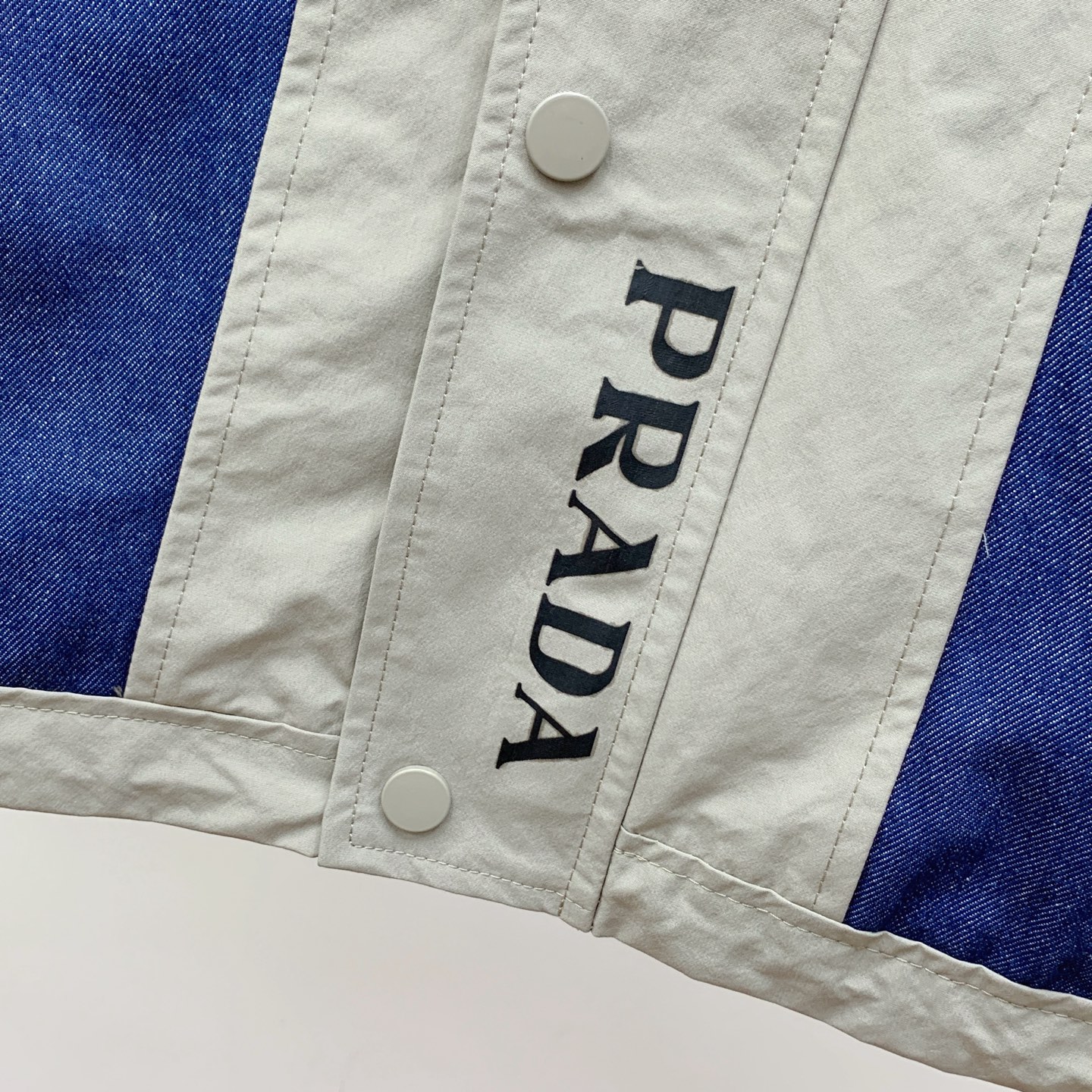 P普拉达25ss早秋【新品】风衣夹克外套爆款 秋冬专柜新款休闲时尚夹克外套！超前卫设计风格 细腻舒适 穿