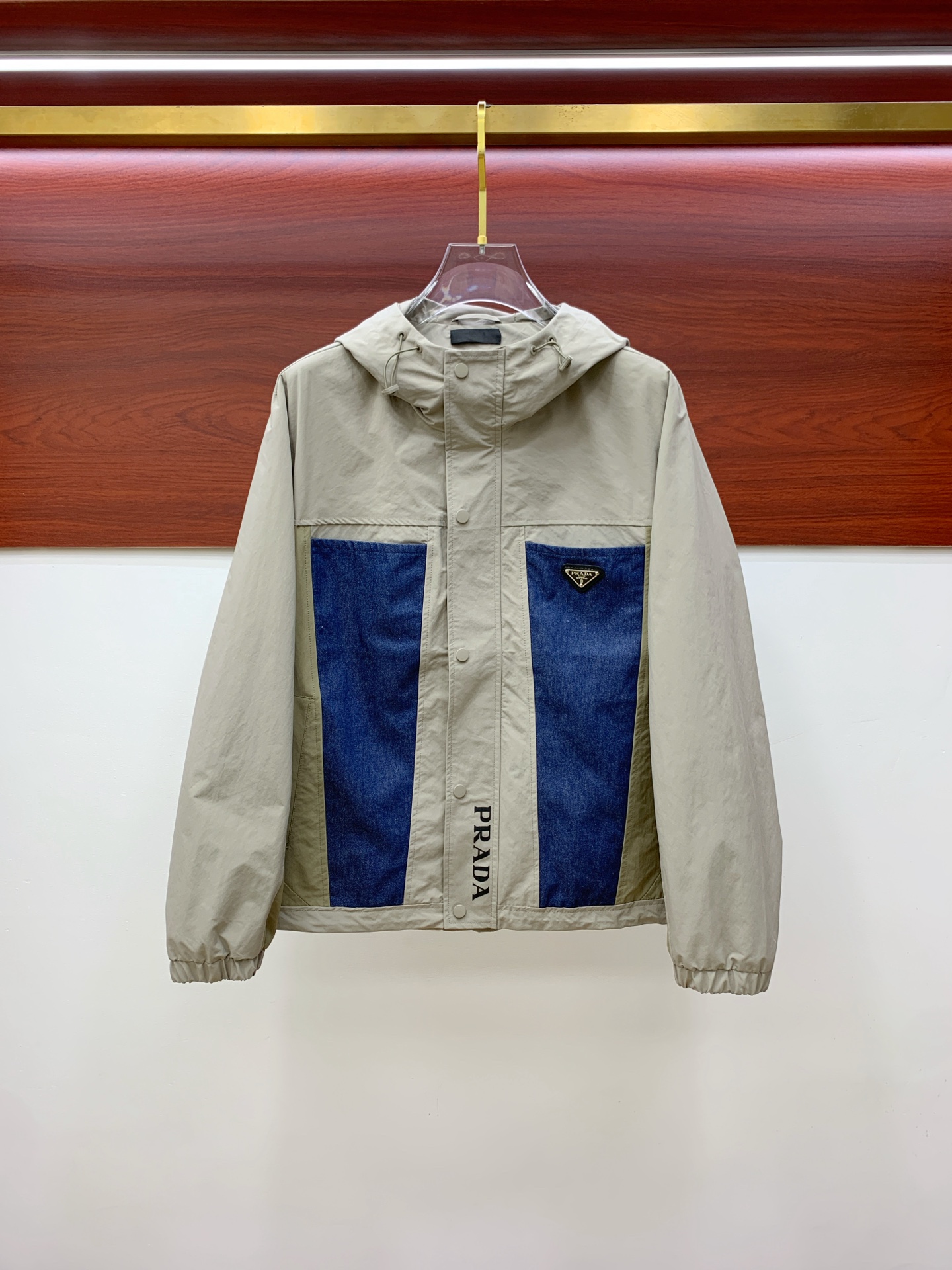 P普拉达25ss早秋【新品】风衣夹克外套爆款 秋冬专柜新款休闲时尚夹克外套！超前卫设计风格 细腻舒适 穿