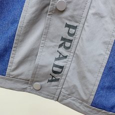 P普拉达25ss早秋【新品】风衣夹克外套爆款 秋冬专柜新款休闲时尚夹克外套!超前卫设计风格 细腻舒适 穿 P普拉达25ss早秋【新品】风衣夹克外套爆款 秋冬专柜新款休闲时尚夹克外套!超前卫设计风格 细腻舒适 穿
