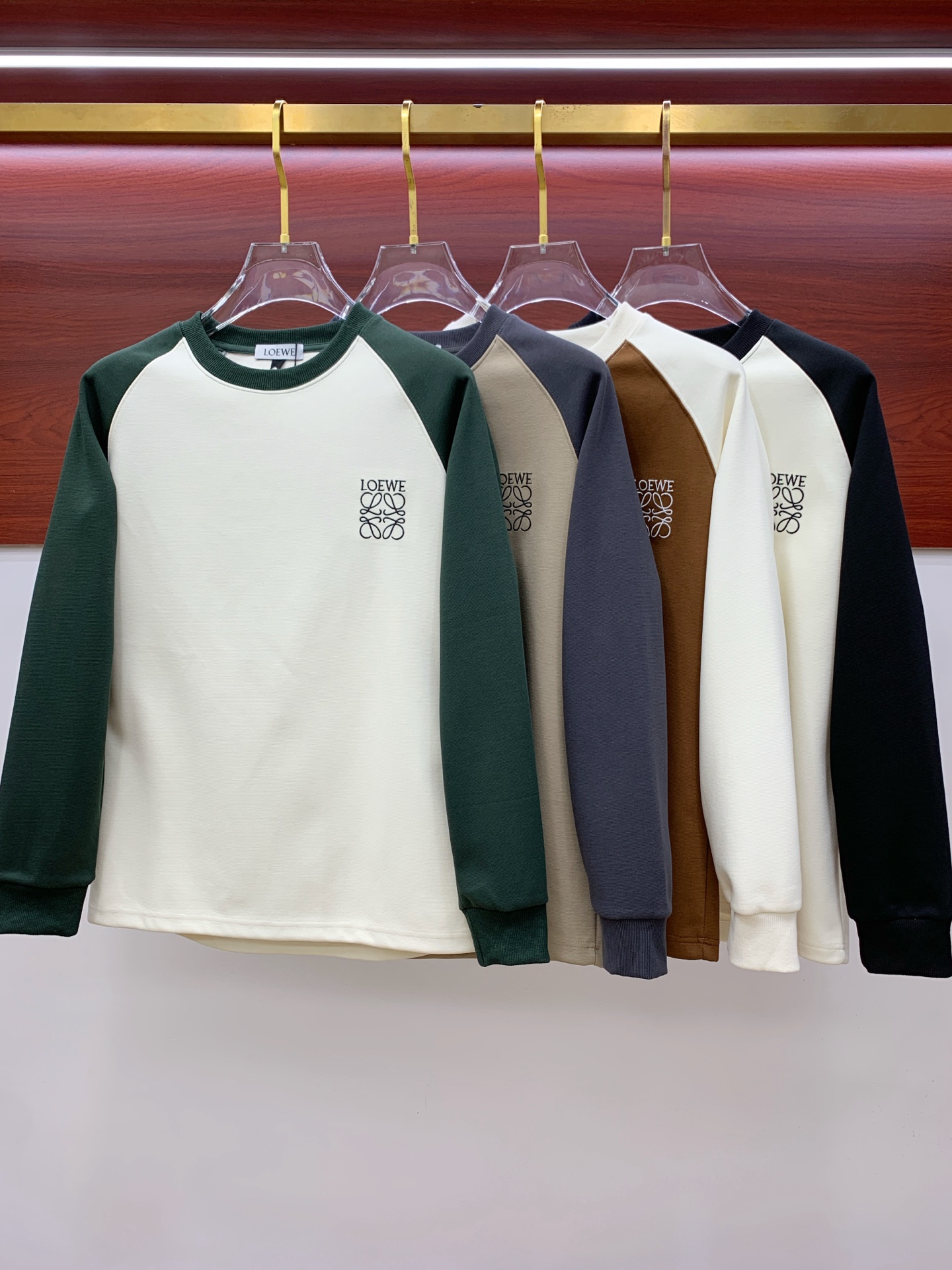 NO:550999,Luo Yiwei 25SS [New Product] The latest and most top version of exquisite craft round neck sweatshirt, the top quality counter original single pullover, the top production process imported fabric, the counter quality heavy industry embroidery design, using imported high-end customized fabrics, and the imported silk thread feels first-class!  The same style as men and women are on sale on the official website!  Complete three standards: M-3XL, loewe, hoodie, sweatshirts, alexander wang19860909罗意威25SS【新品】最新最顶级版本精美工艺圆领卫衣,最顶级的品质专柜原单套头衫,顶级制作工艺进口面料,专柜品质重工刺绣设计,采用进口高端订制面料,进口丝线手感一流！男女同款官网在售！三标齐全 码数M-3XL,,loewe,hoodie,sweatshirts,alexander wang,Men's clothing