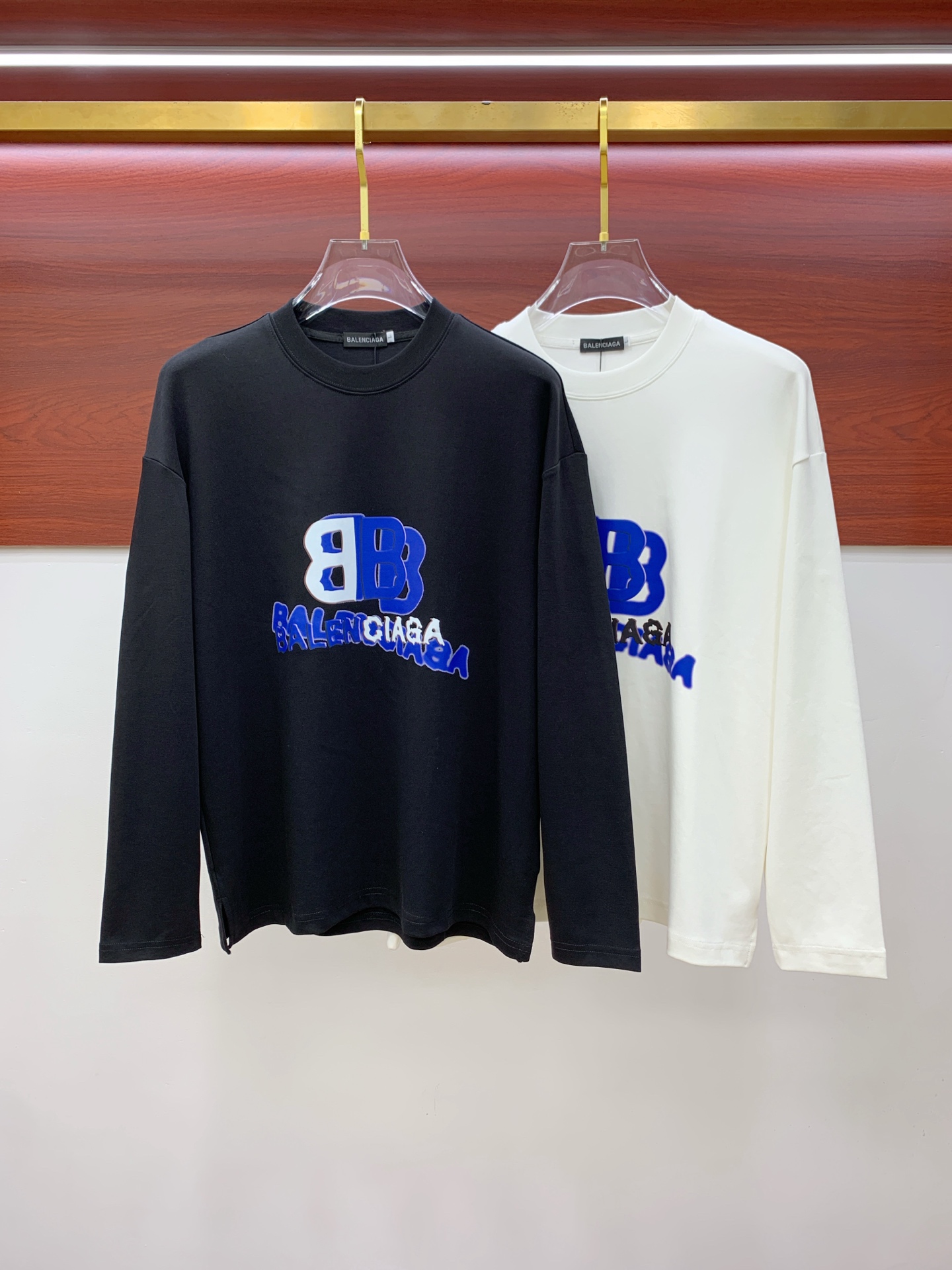 NO:550998,Balenciaga 25SS [New Product] The latest and most top version of exquisite craft round neck sweatshirt, the top quality counter original single pullover, the top production process imported fabric, the counter quality heavy industry embroidery design, using imported high-end customized fabrics, and the imported silk thread feels first-class!  The same style as men and women are on sale on the official website!  Complete three standards, code number M-3XL, balenciaga, hoodie, sweatshirts, alexander wang19860909巴黎世家25SS【新品】最新最顶级版本精美工艺圆领卫衣,最顶级的品质专柜原单套头衫,顶级制作工艺进口面料,专柜品质重工刺绣设计,采用进口高端订制面料,进口丝线手感一流！男女同款官网在售！三标齐全 码数M-3XL,,balenciaga,hoodie,sweatshirts,alexander wang,Men's clothing