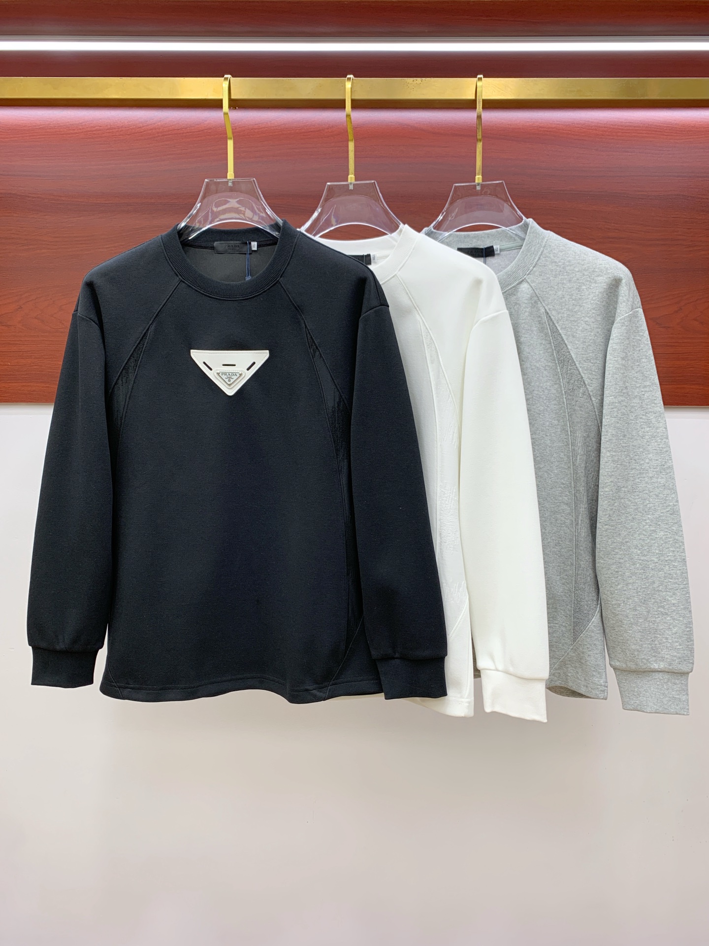 NO:551006,Prada 25SS [New Product] The latest and most top version of exquisite craft round neck sweatshirt, the top quality counter original single pullover, the top production process imported fabric, the counter quality heavy industry embroidery design, using imported high-end customized fabric, and the imported silk thread feels first-class!  The same style as men and women are on sale on the official website!  Complete three standards, code number M-3XL, prada, hoodie, sweatshirts, alexander wang19860909普拉达25SS【新品】最新最顶级版本精美工艺圆领卫衣,最顶级的品质专柜原单套头衫,顶级制作工艺进口面料,专柜品质重工刺绣设计,采用进口高端订制面料,进口丝线手感一流！男女同款官网在售！三标齐全 码数M-3XL,,prada,hoodie,sweatshirts,alexander wang,Men's clothing