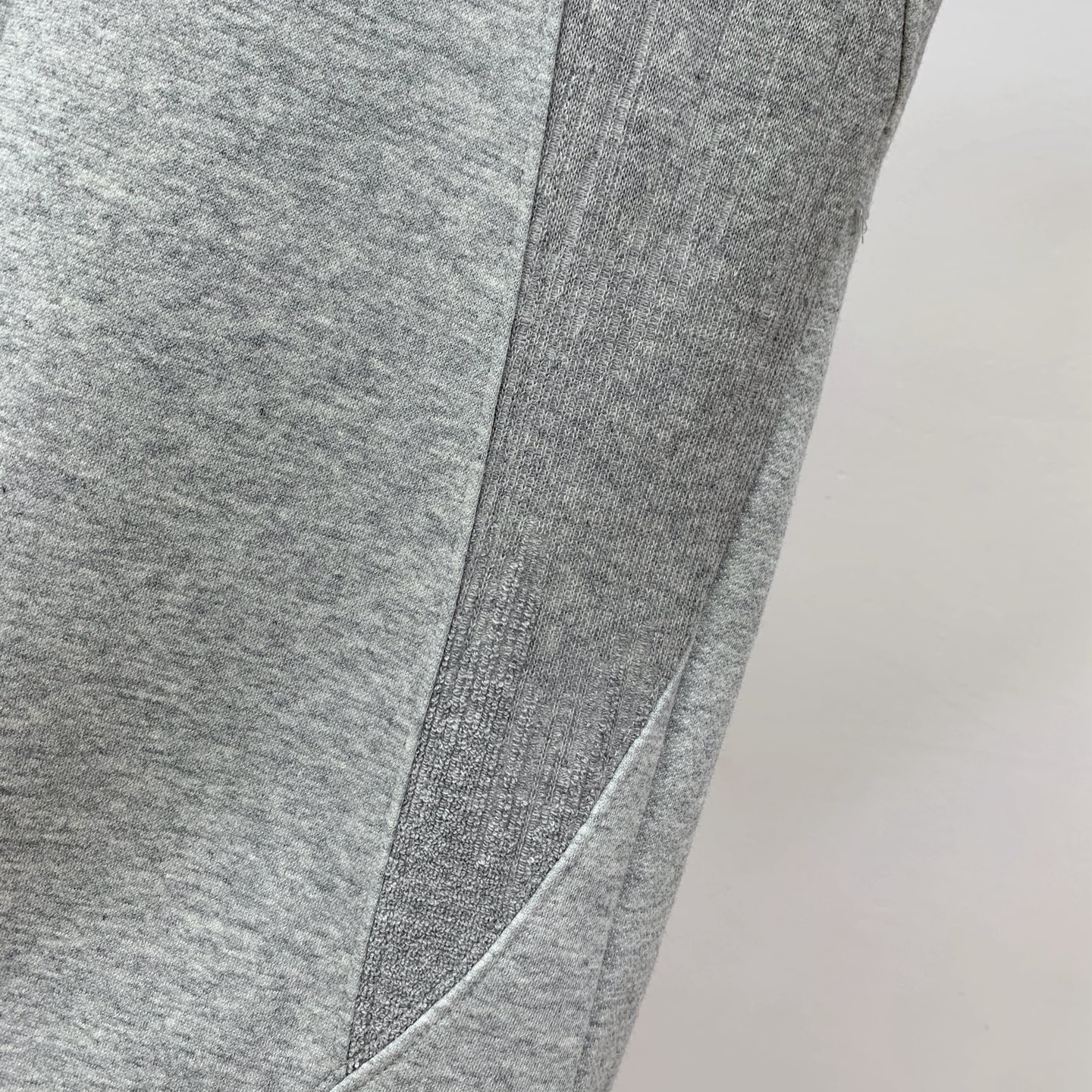 P普拉达25SS【新品】最新最顶级版本精美工艺圆领卫衣，最顶级的品质专柜原单套头衫，顶级制作工艺进口面料