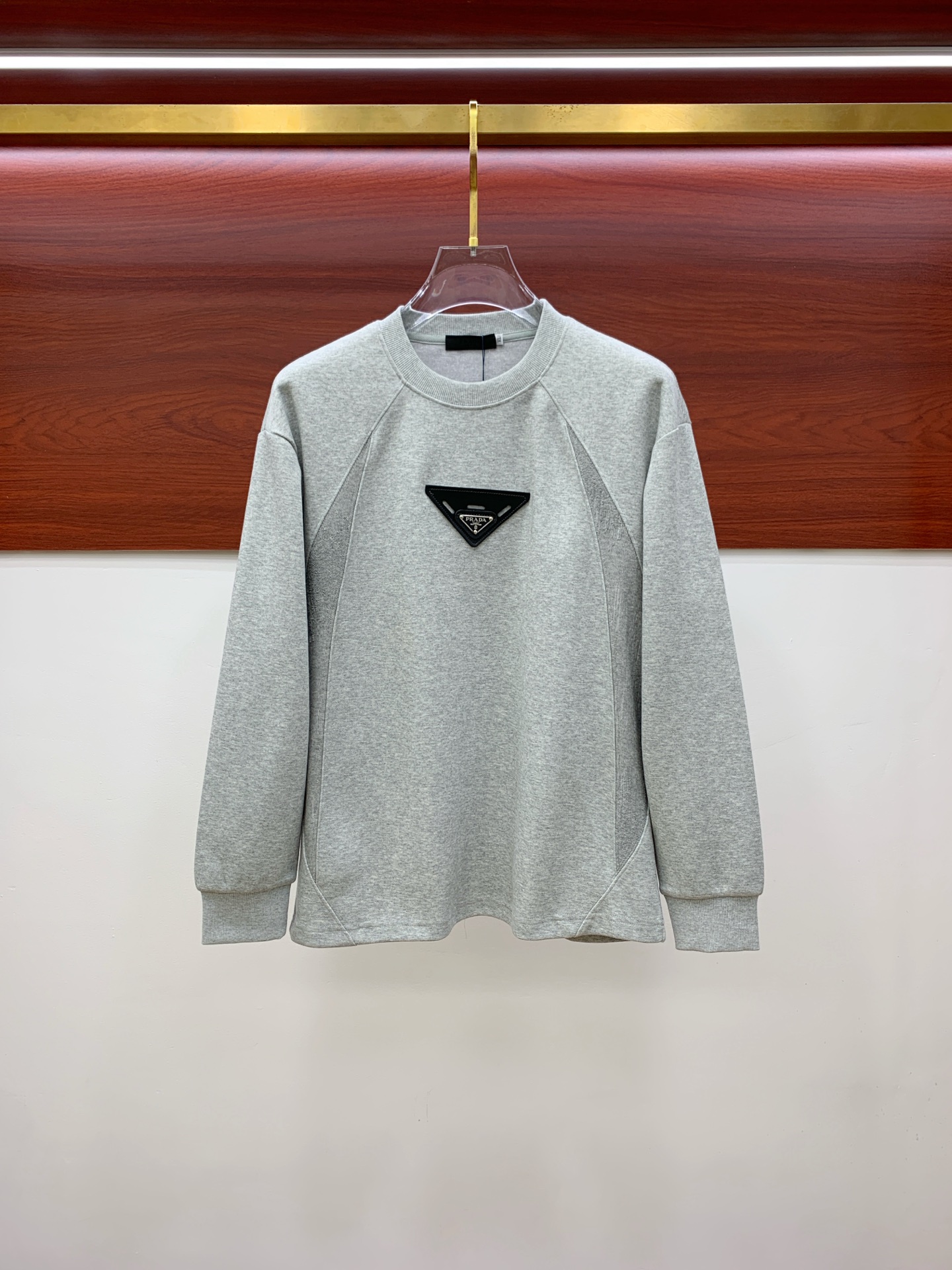 P普拉达25SS【新品】最新最顶级版本精美工艺圆领卫衣，最顶级的品质专柜原单套头衫，顶级制作工艺进口面料