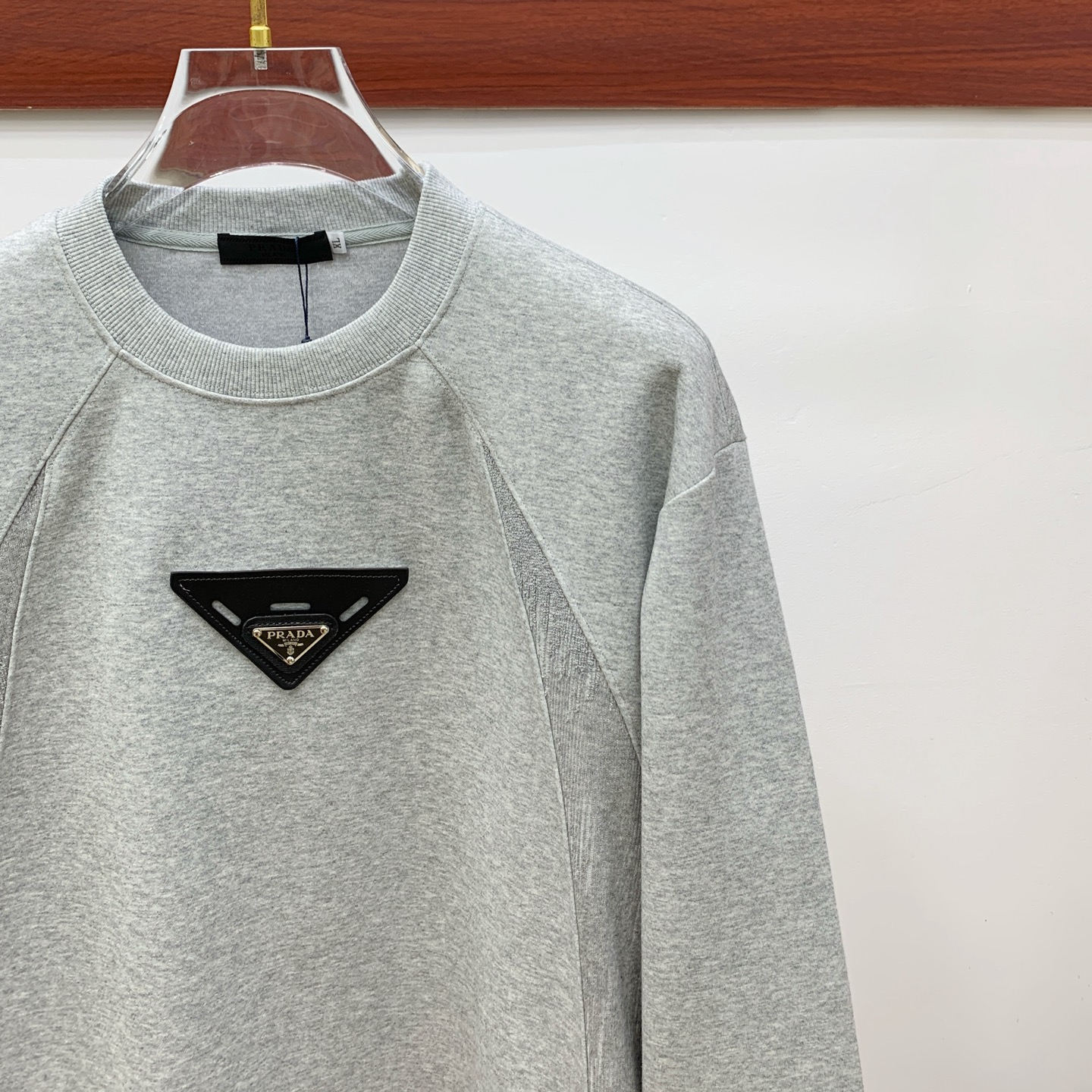 P普拉达25SS【新品】最新最顶级版本精美工艺圆领卫衣，最顶级的品质专柜原单套头衫，顶级制作工艺进口面料