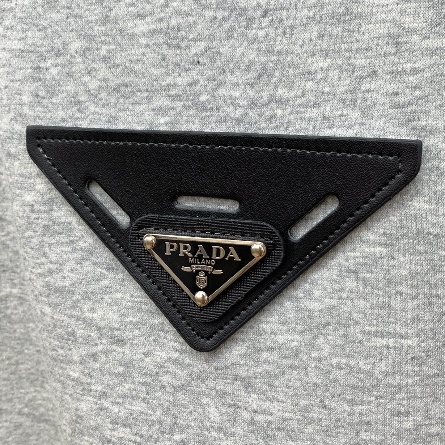 P普拉达25SS【新品】最新最顶级版本精美工艺圆领卫衣，最顶级的品质专柜原单套头衫，顶级制作工艺进口面料