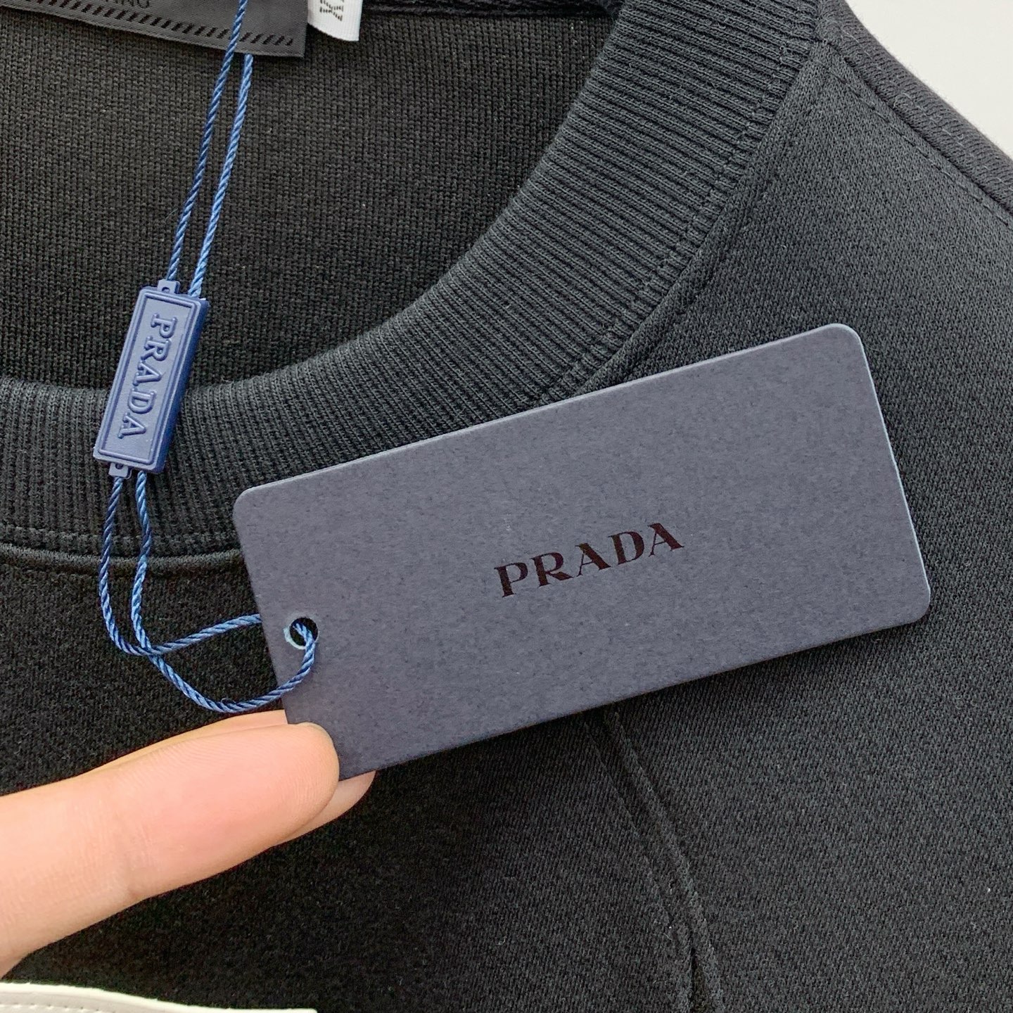 P普拉达25SS【新品】最新最顶级版本精美工艺圆领卫衣，最顶级的品质专柜原单套头衫，顶级制作工艺进口面料