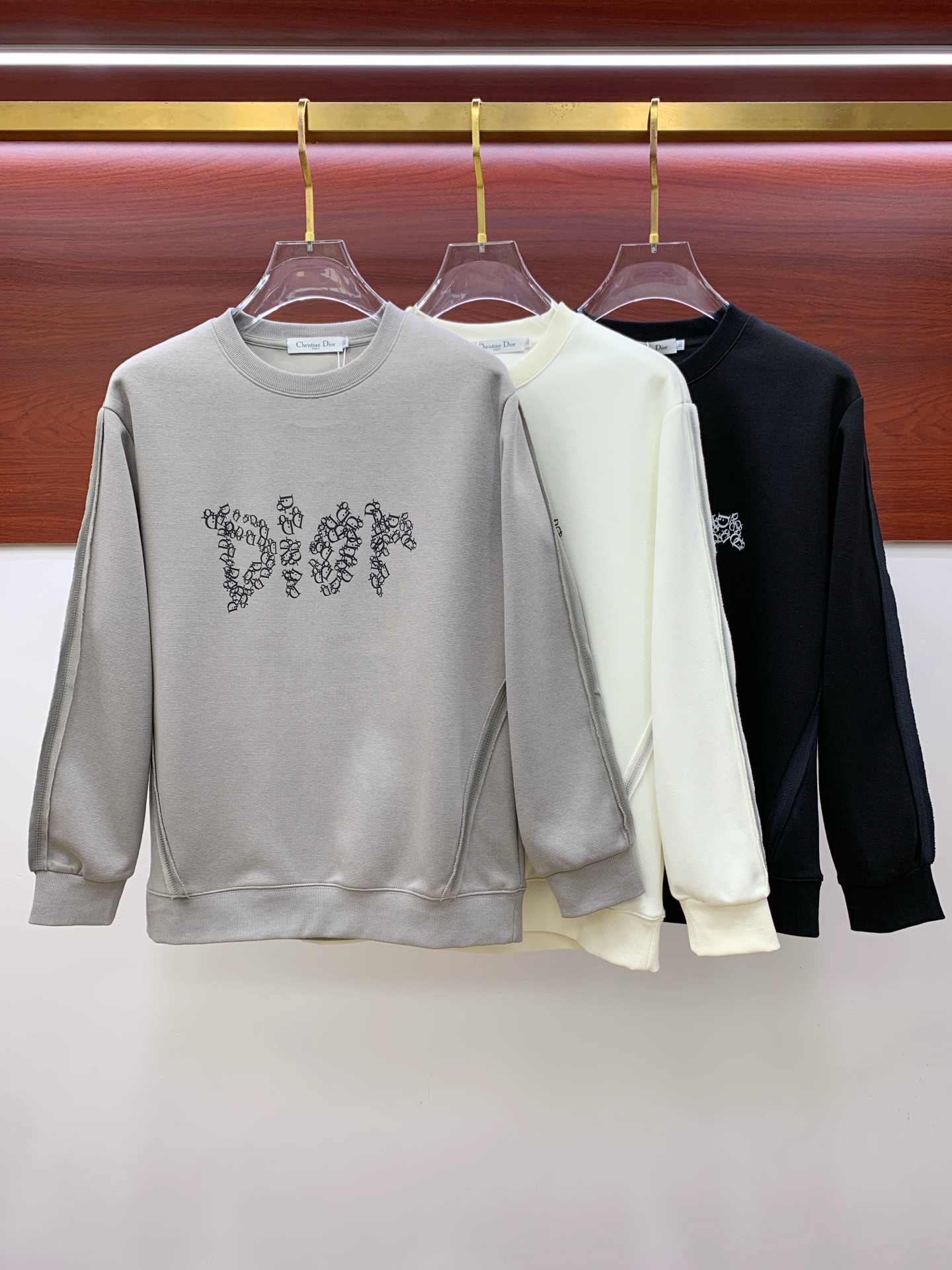 NO:551008,Dior 25SS [New Product] The latest and most top version of exquisite craft round neck sweatshirt, the top quality counter original single pullover, the top production process imported fabric, the counter quality heavy industry embroidery design, using imported high-end customized fabrics, and the imported silk thread feels first-class!  The same style as men and women are on sale on the official website!  Complete three standards, code number M-3XL, dior, hoodie, sweatshirts, alexander wang19860909迪奥25SS【新品】最新最顶级版本精美工艺圆领卫衣,最顶级的品质专柜原单套头衫,顶级制作工艺进口面料,专柜品质重工刺绣设计,采用进口高端订制面料,进口丝线手感一流！男女同款官网在售！三标齐全 码数M-3XL,,dior,hoodie,sweatshirts,alexander wang,Men's clothing